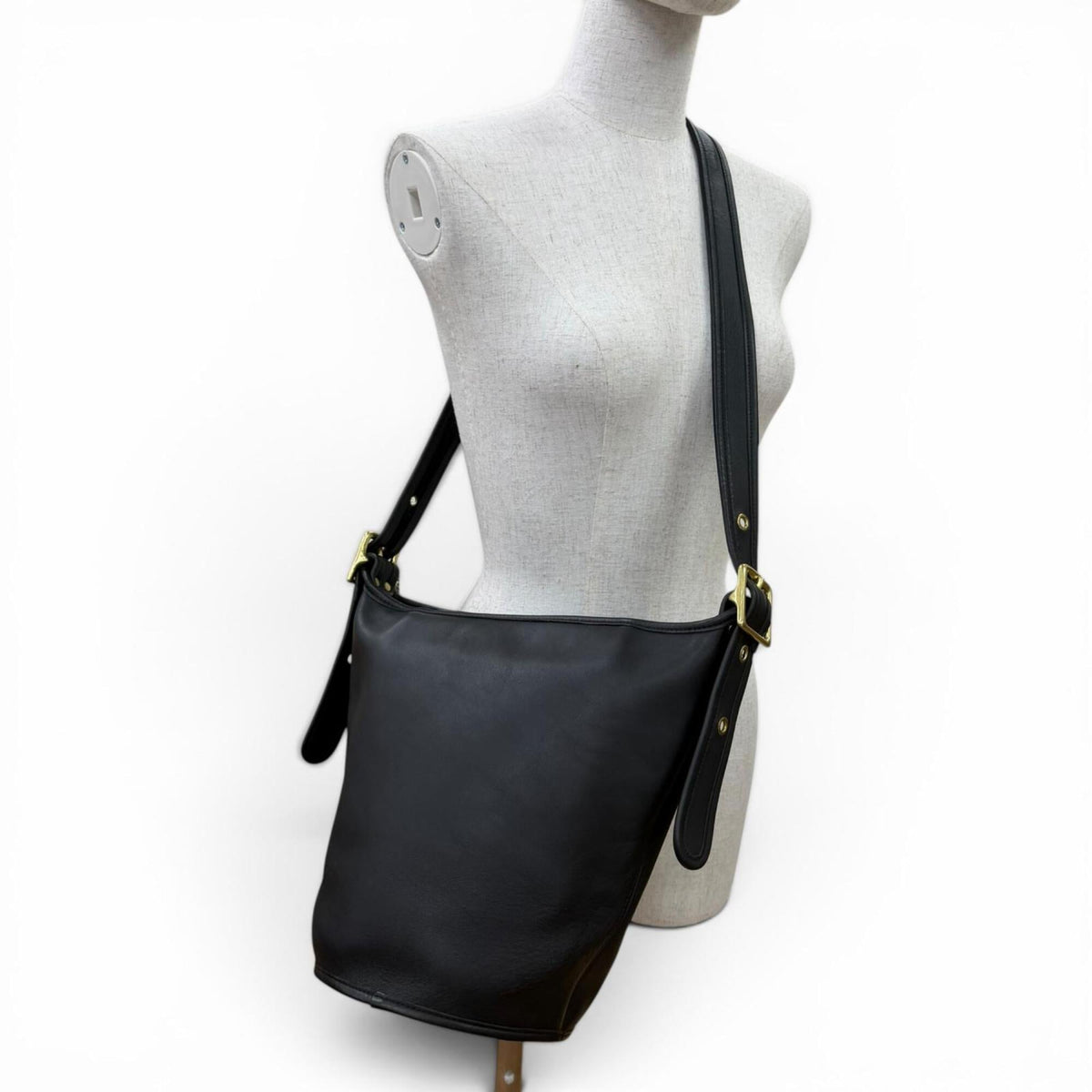 Coach Black Leather Shoulder Bag (Pre-Owned)
