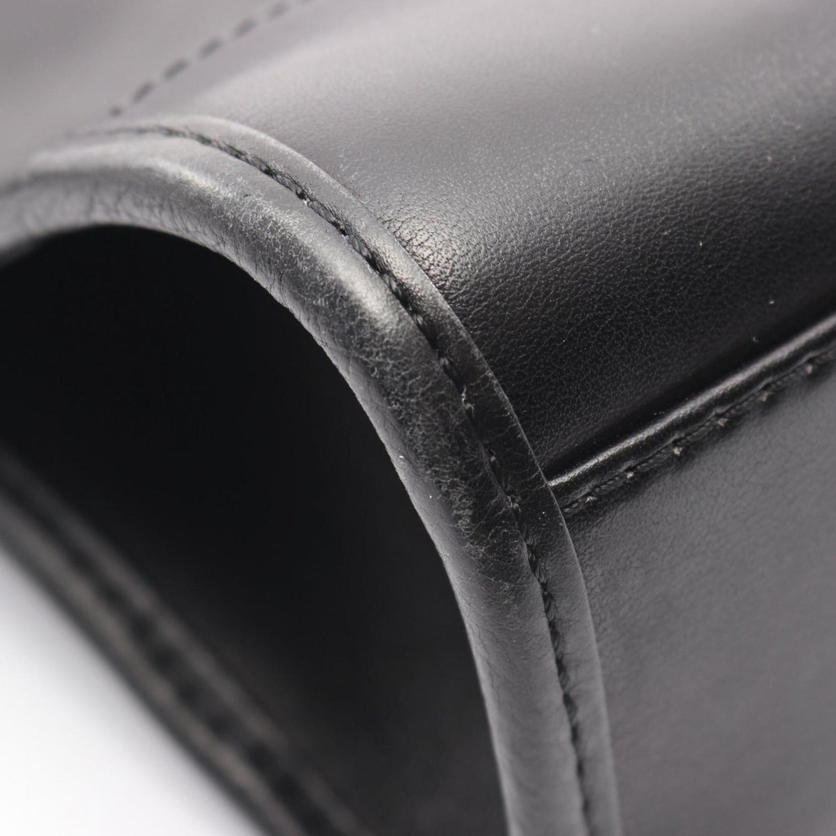Loewe Black Leather Shoulder Bag (Pre-Owned)