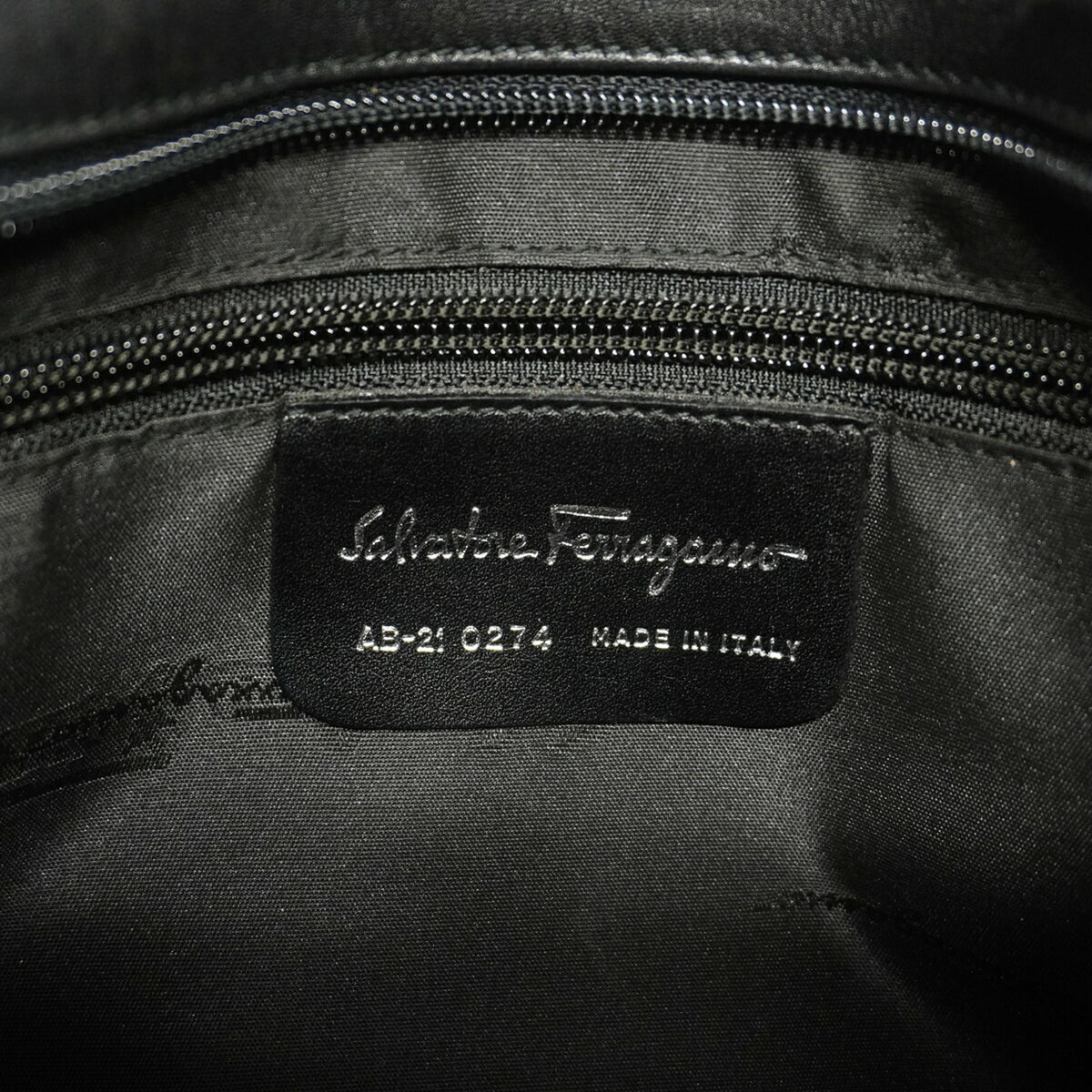Salvatore Ferragamo Black Leather Shoulder Bag (Pre-Owned)
