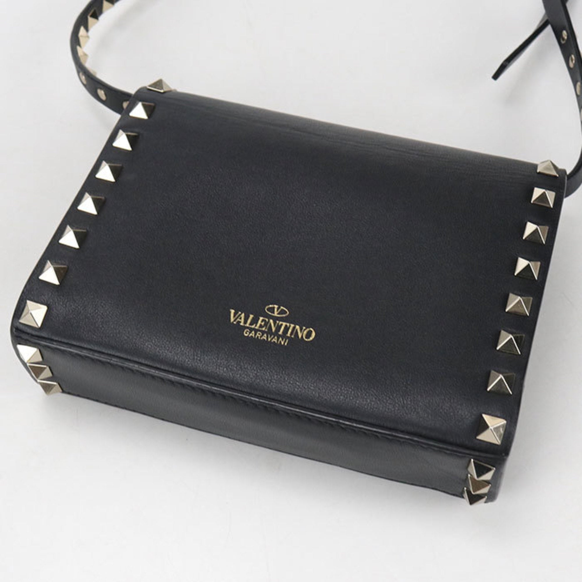 Valentino Garavani Black Leather Shoulder Bag (Pre-Owned)
