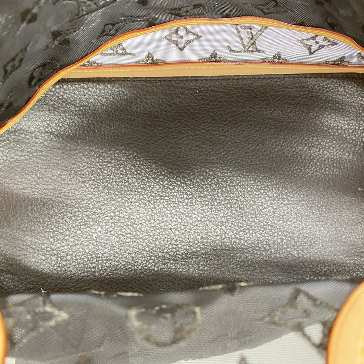 Louis Vuitton Noir Handbag (Pre-Owned)