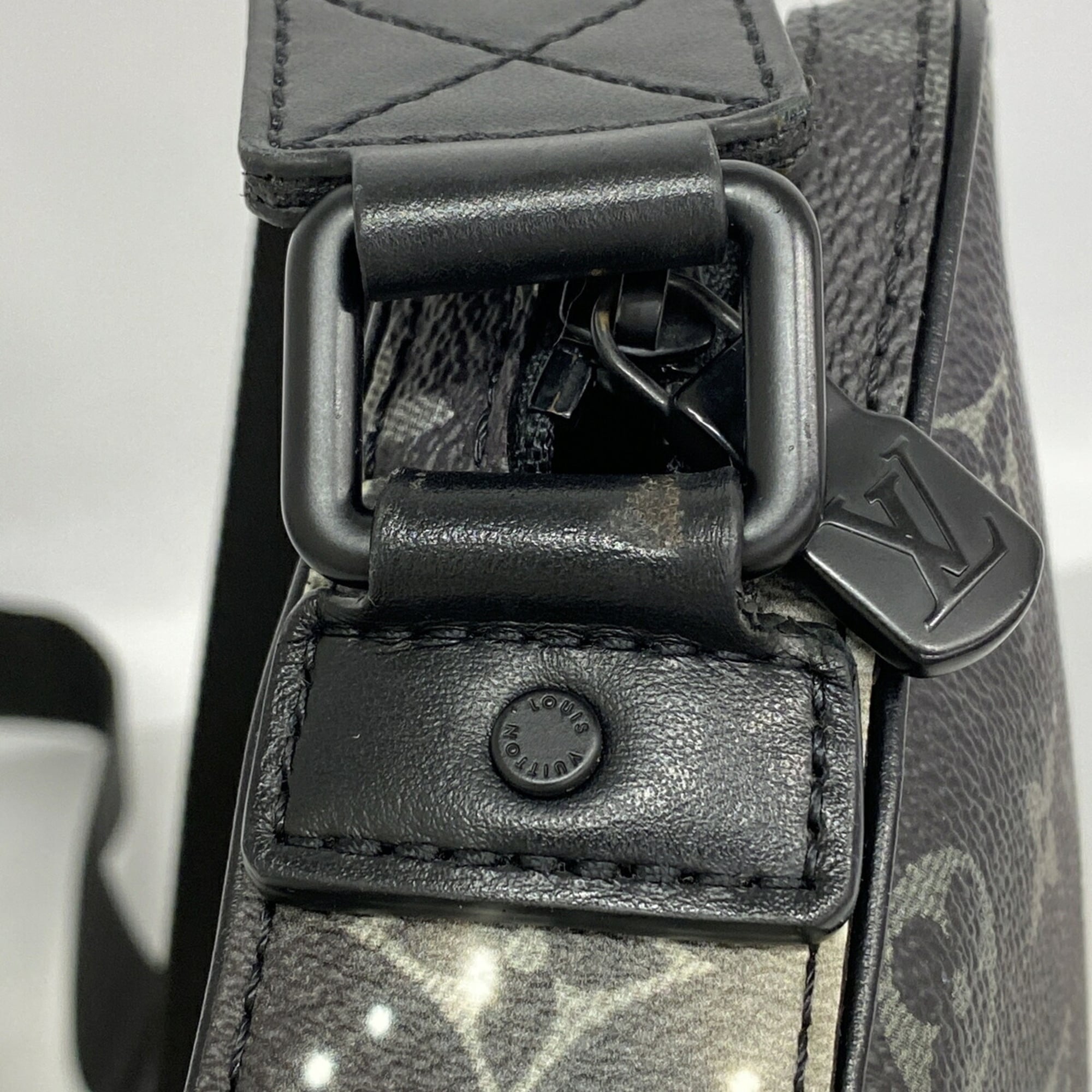 Louis Vuitton Black Shoulder Bag (Pre-Owned)