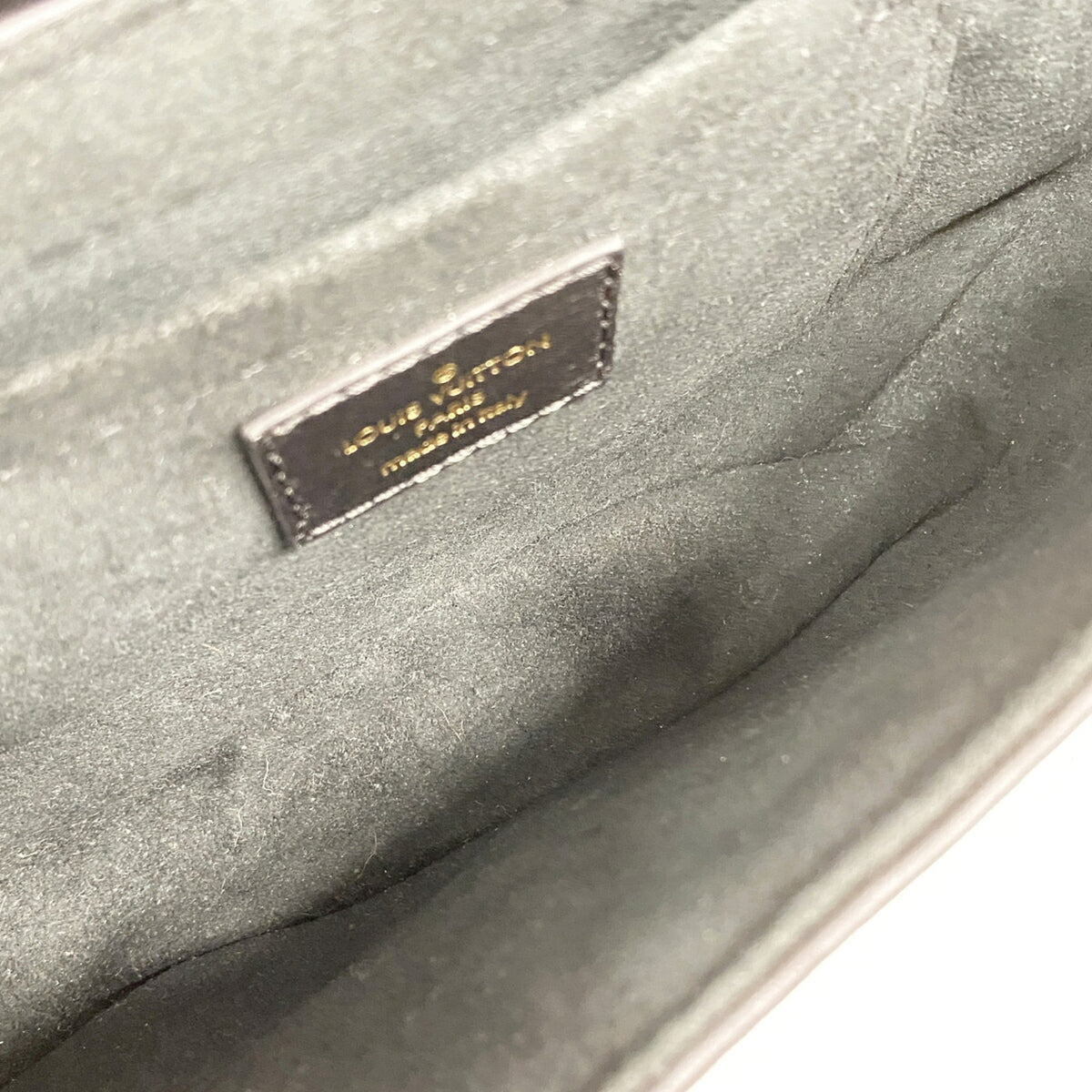 Louis Vuitton Noir Handbag (Pre-Owned)