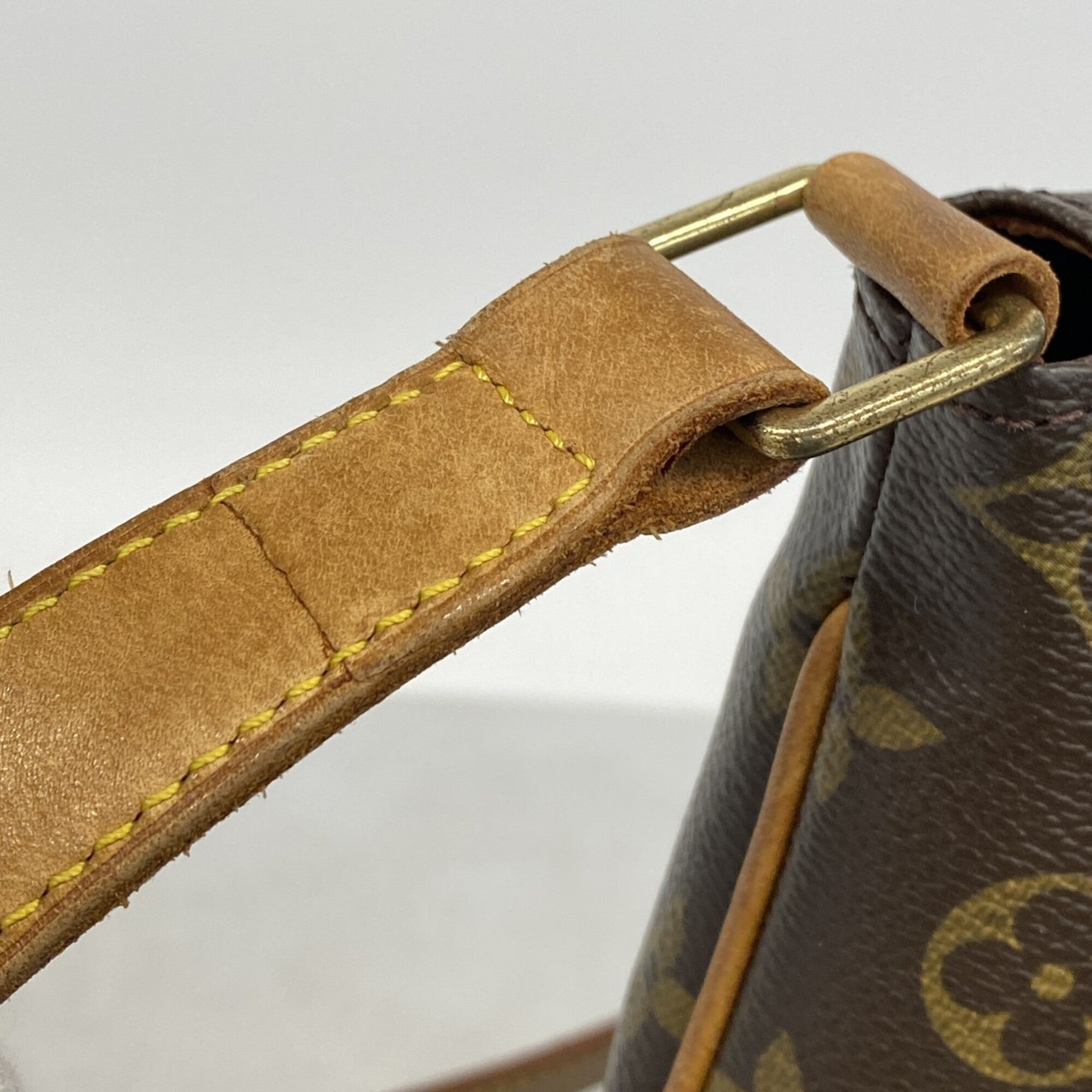 Louis Vuitton Brown Shoulder Bag (Pre-Owned)