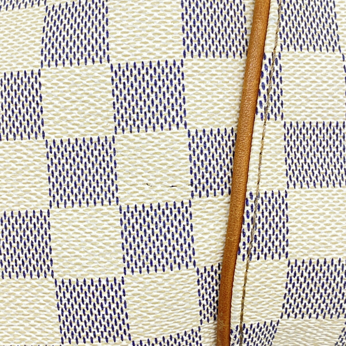 Louis Vuitton White Shoulder Bag (Pre-Owned)