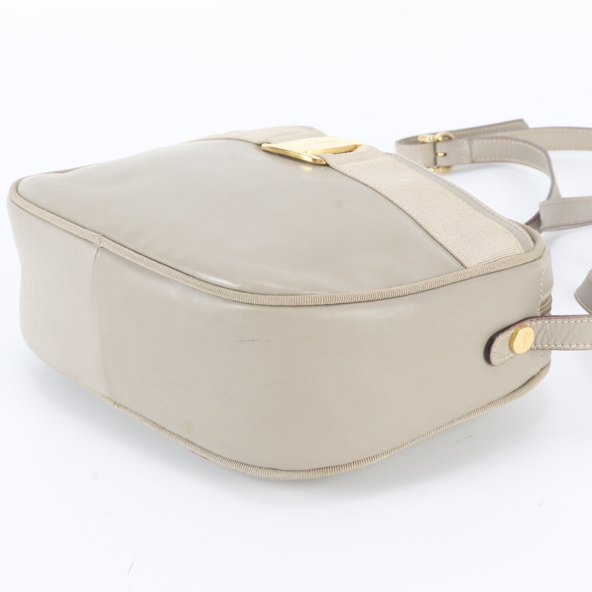 Salvatore Ferragamo Vara Beige Leather Shoulder Bag (Pre-Owned)