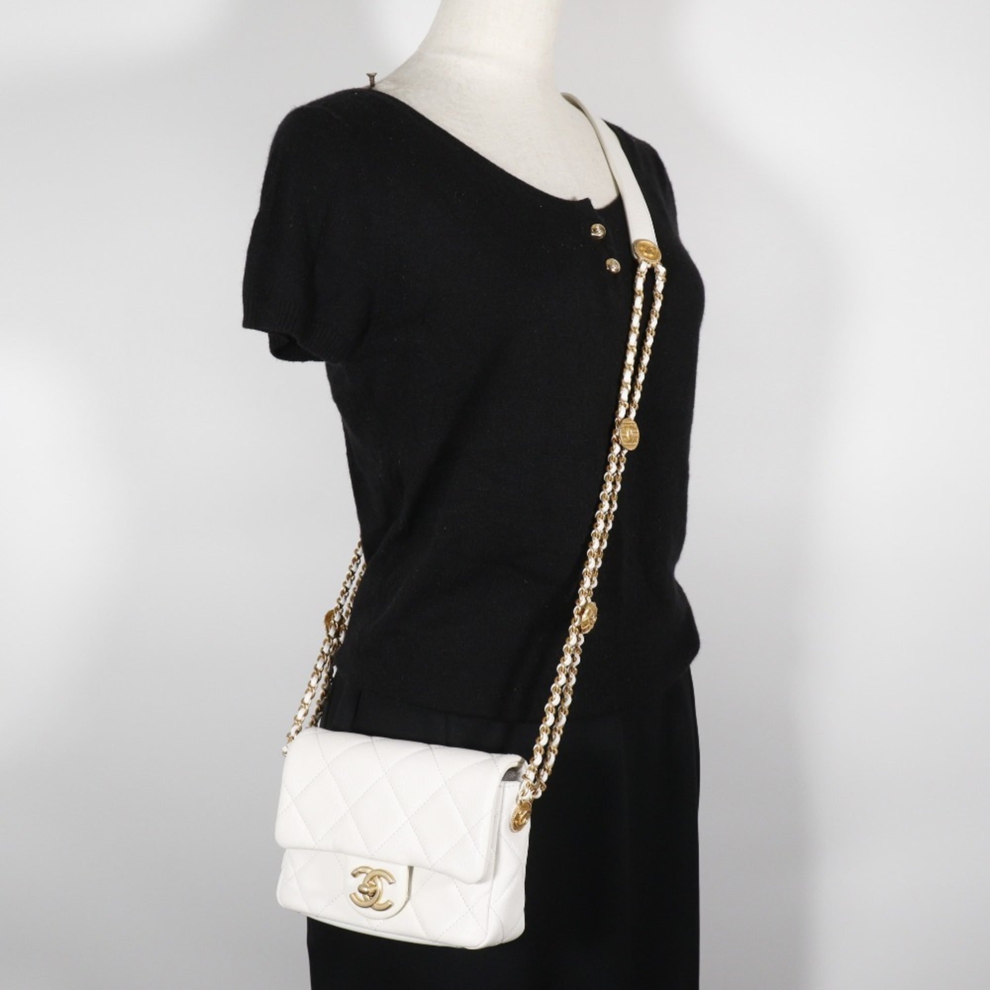 Chanel White Grained Calfskin Shoulder Bag (Pre-Owned)