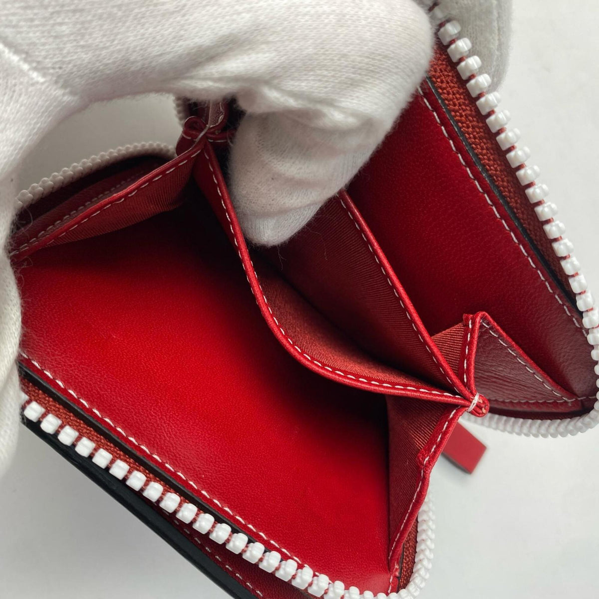Valentino Garavani Red Color White Leather Wallet (Bi-Fold) (Pre-Owned)