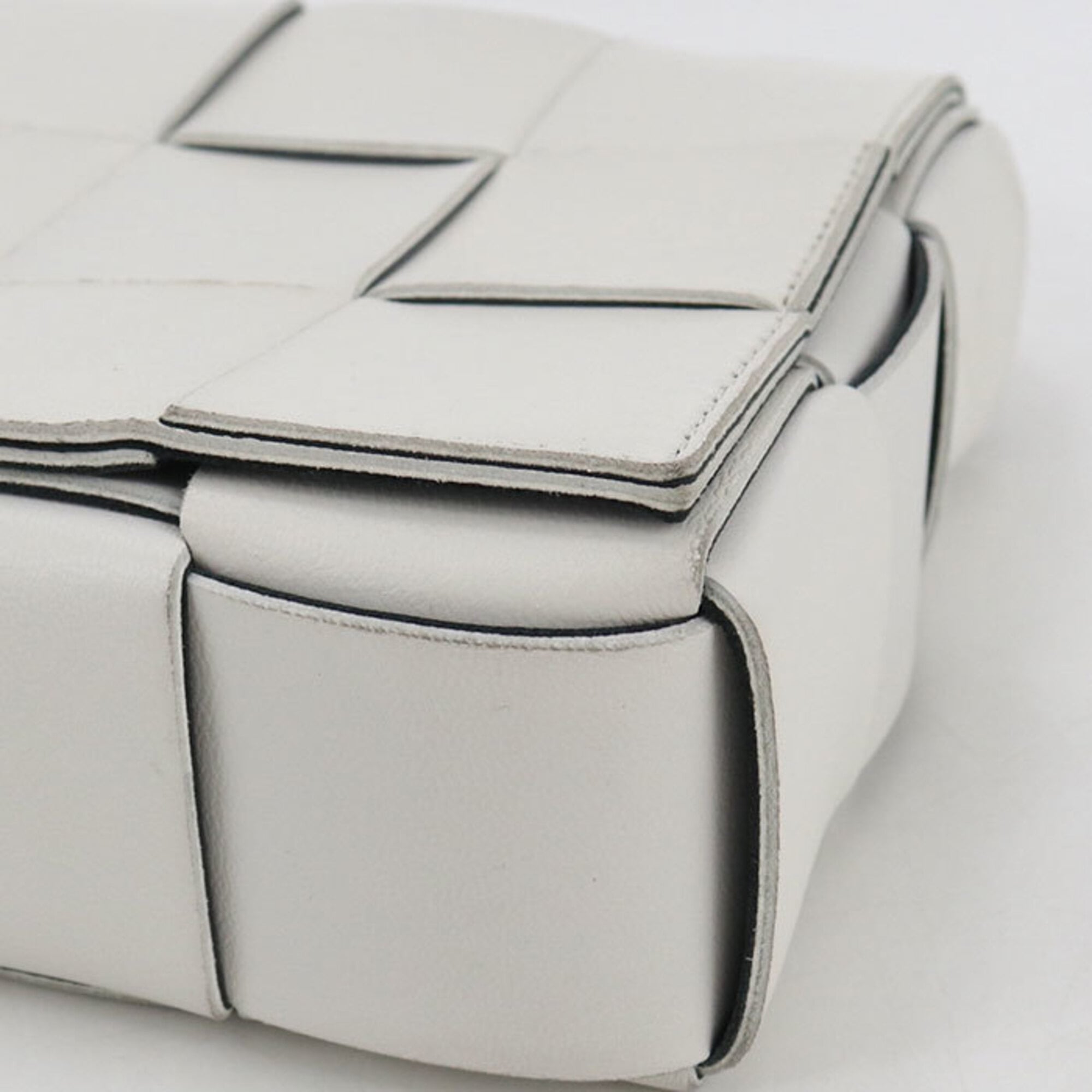 Bottega Veneta White Leather Shoulder Bag (Pre-Owned)