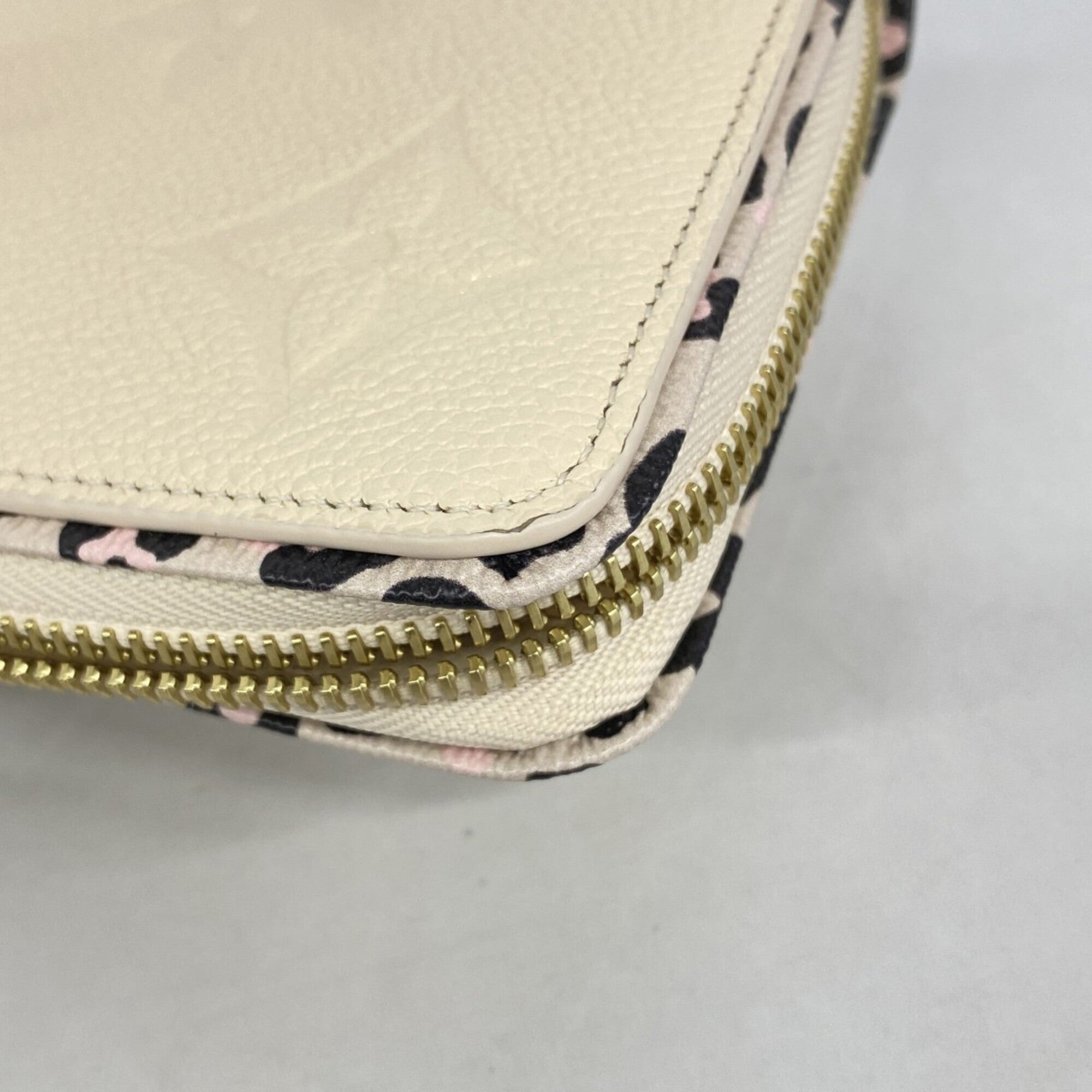 Louis Vuitton Cream Long Wallet (Bi-Fold) (Pre-Owned)