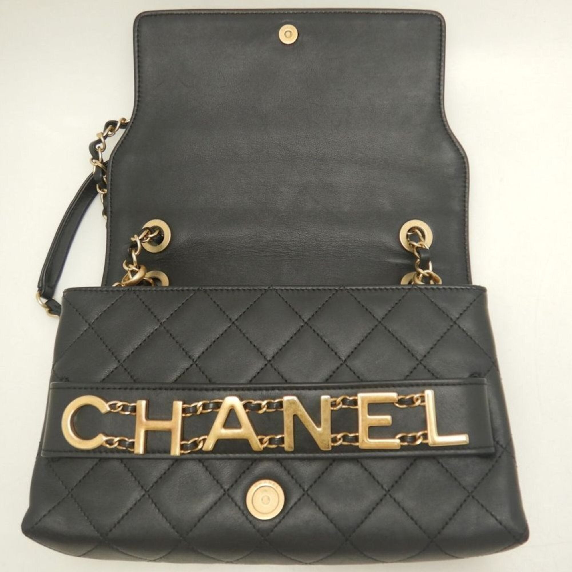Chanel Black Leather Shoulder Bag (Pre-Owned)