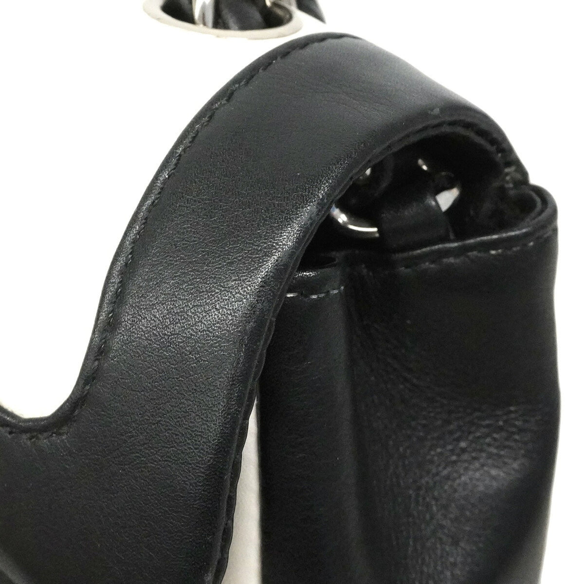 Chanel Black White Leather Shoulder Bag (Pre-Owned)