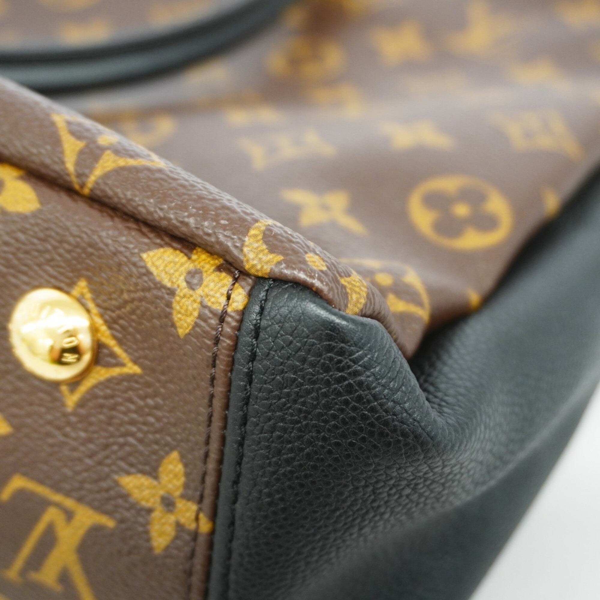 Louis Vuitton Noir Handbag (Pre-Owned)