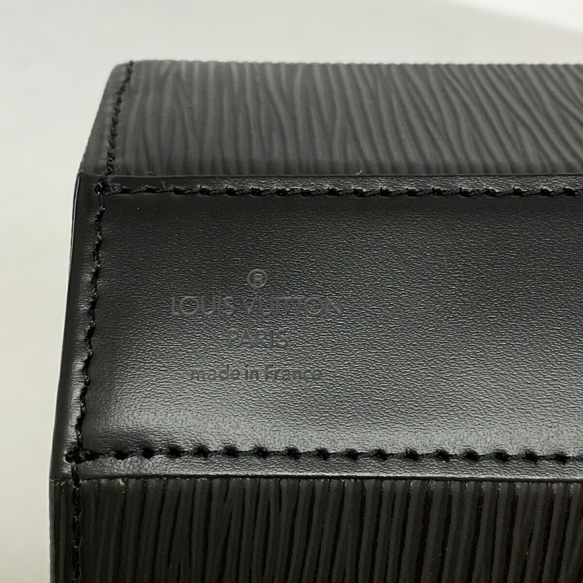 Louis Vuitton Noir Shoulder Bag (Pre-Owned)