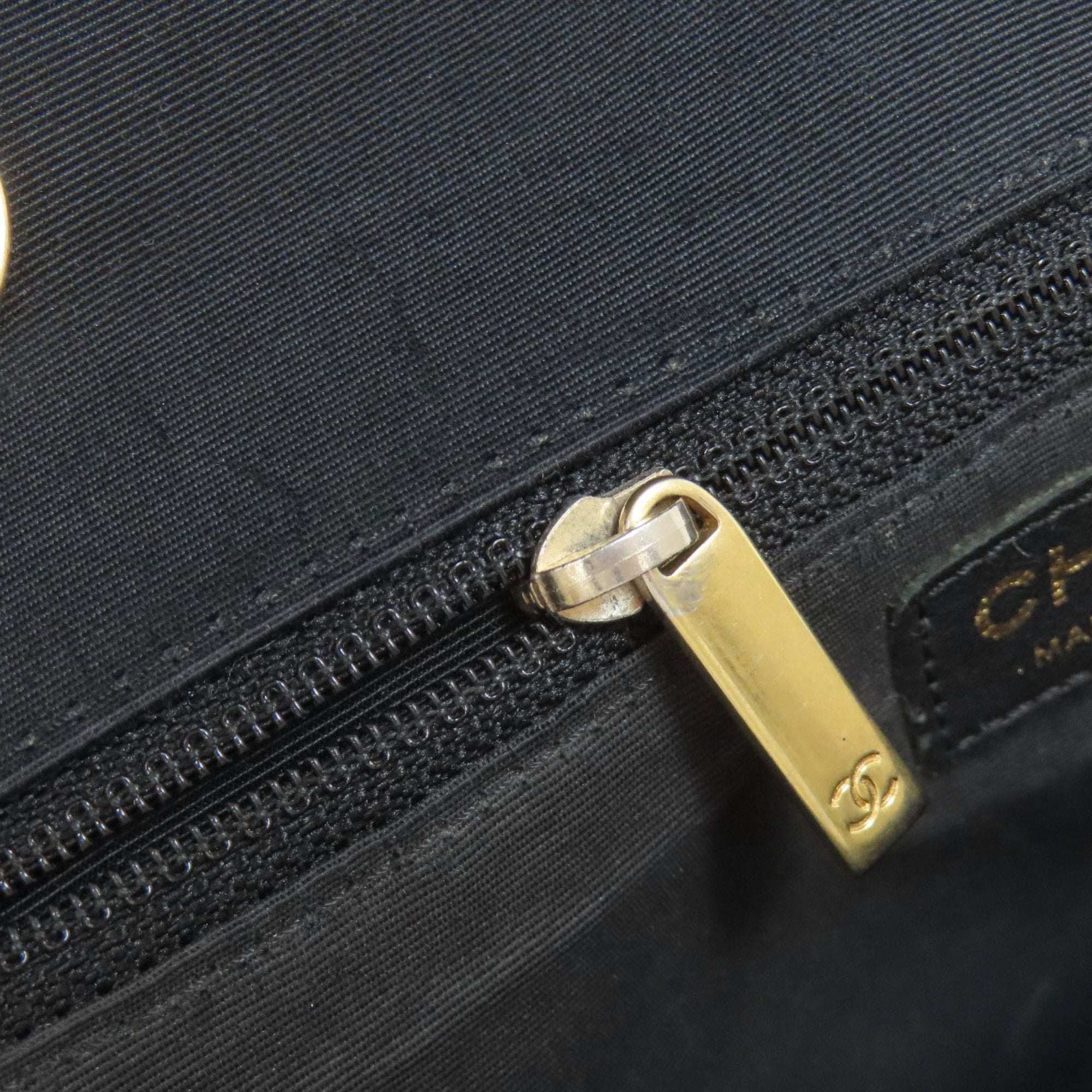 Chanel Black Leather Shoulder Bag (Pre-Owned)