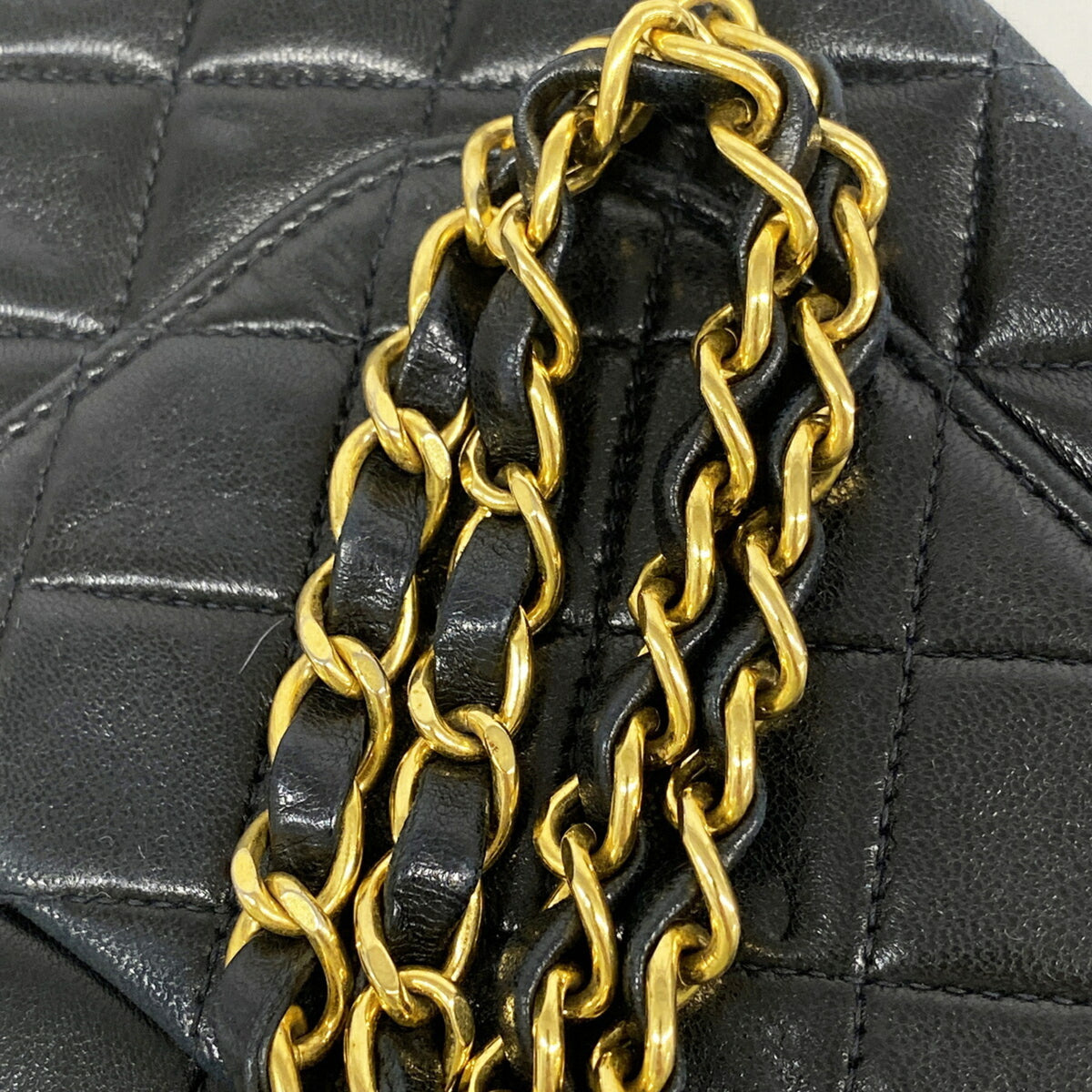 Chanel Black Leather Shoulder Bag (Pre-Owned)