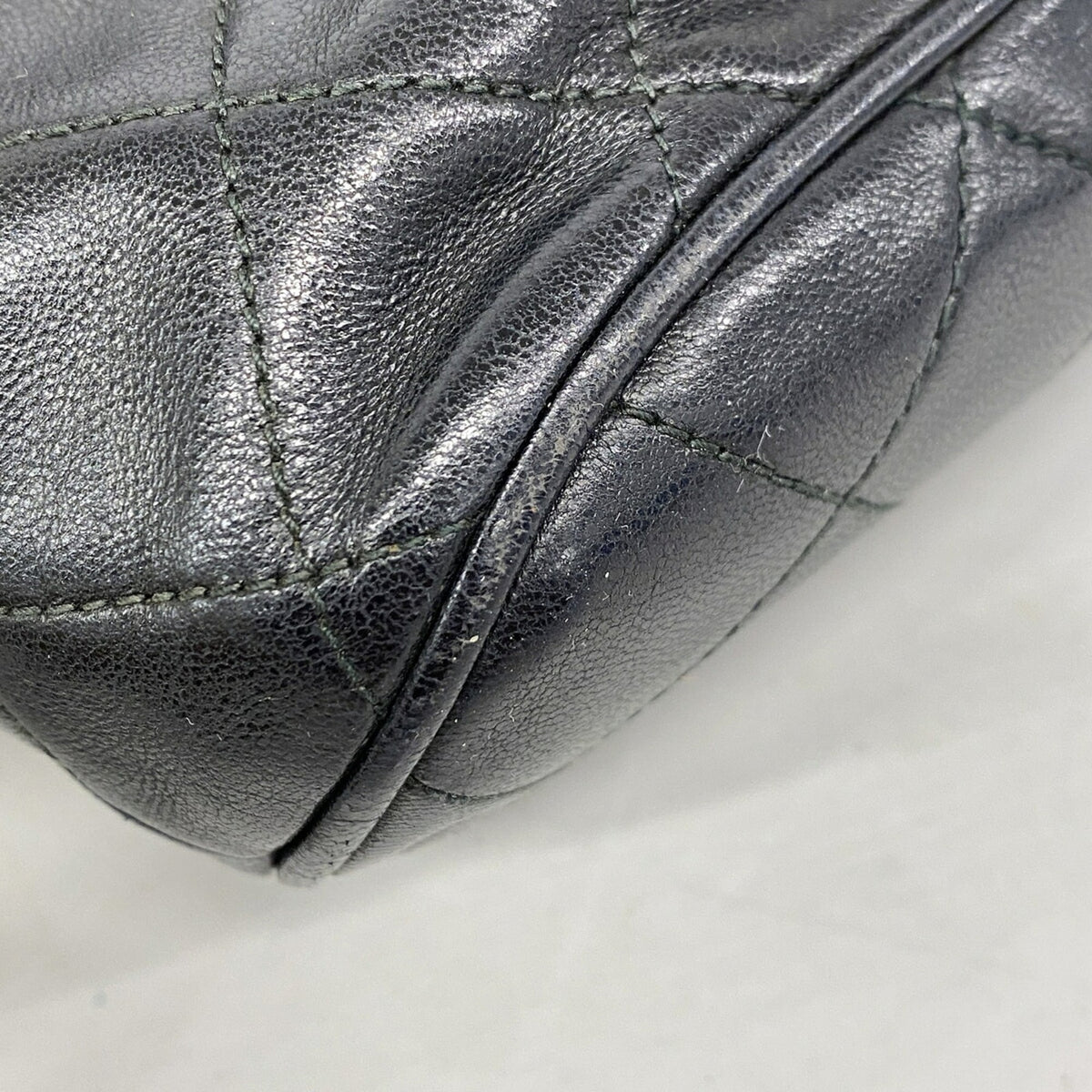 Chanel Black Leather Shoulder Bag (Pre-Owned)