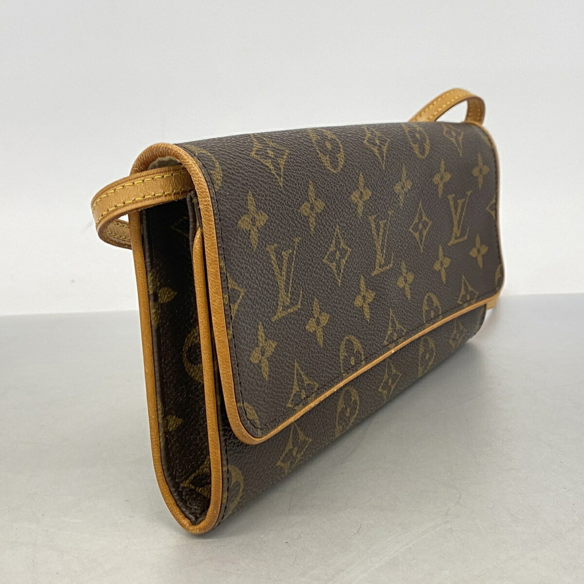 Louis Vuitton Brown Shoulder Bag (Pre-Owned)