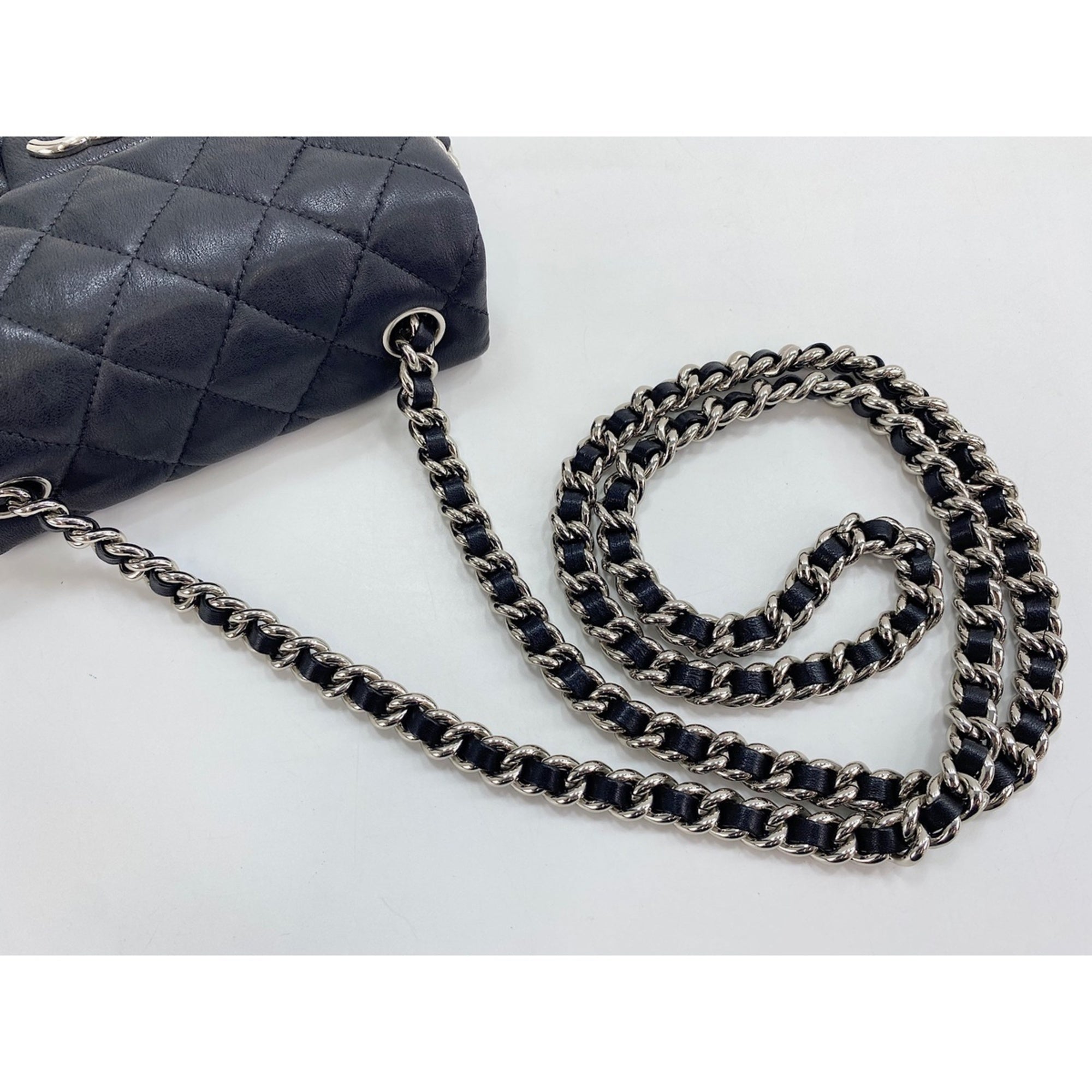 Chanel Black Shoulder Bag (Pre-Owned)