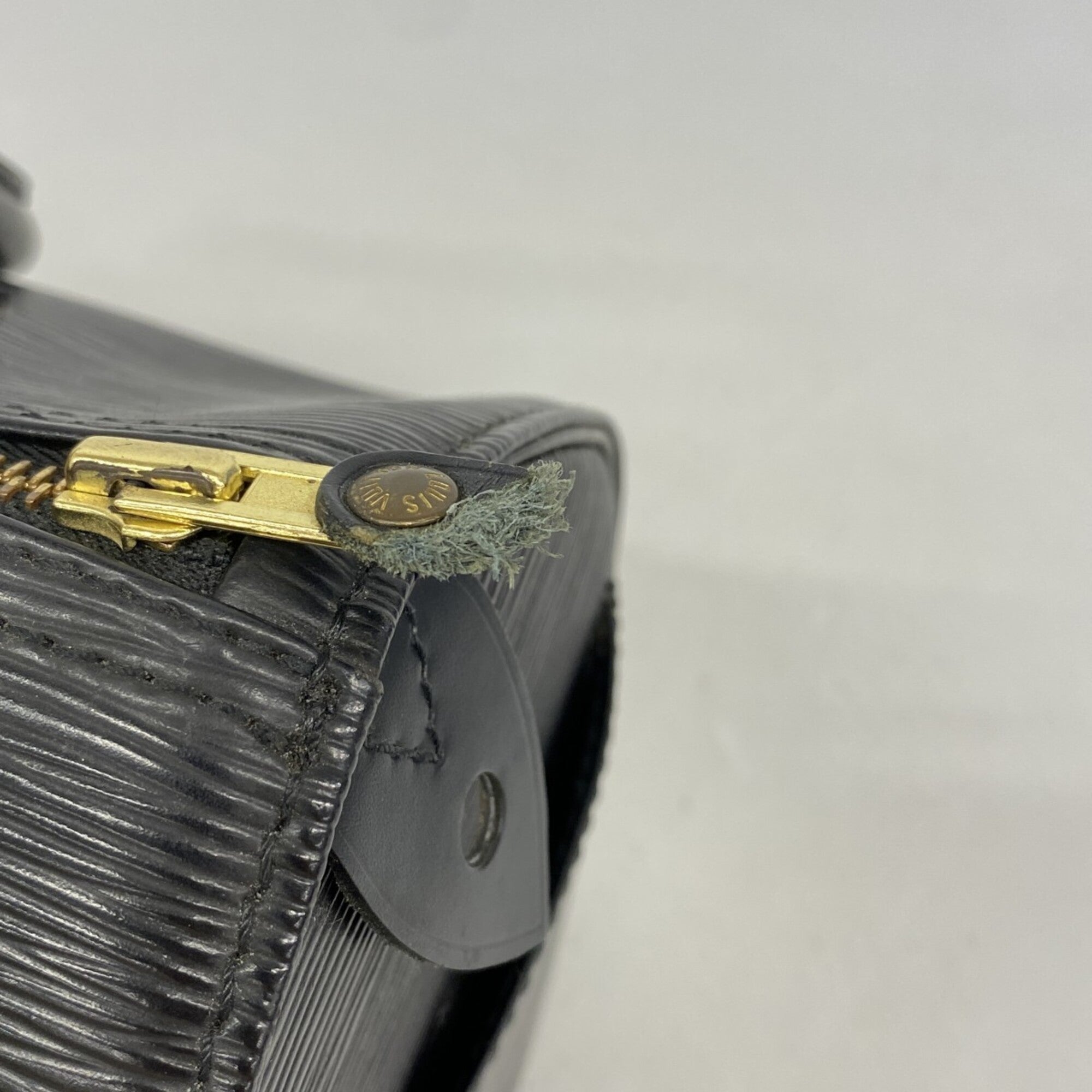 Louis Vuitton Noir Handbag (Pre-Owned)