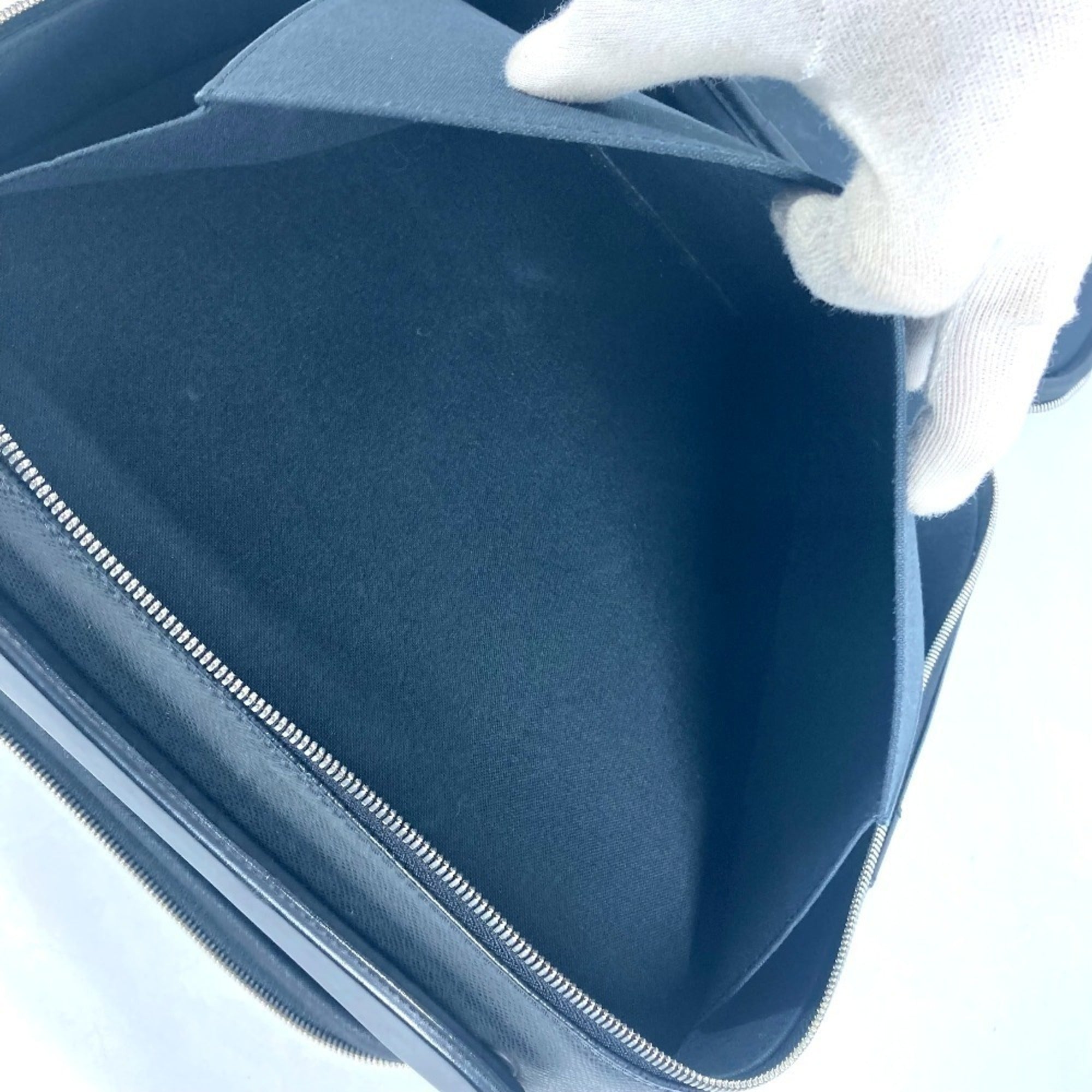 Louis Vuitton Ardoise Black Taiga Leather Handbag Shoulder Bag (Pre-Owned)