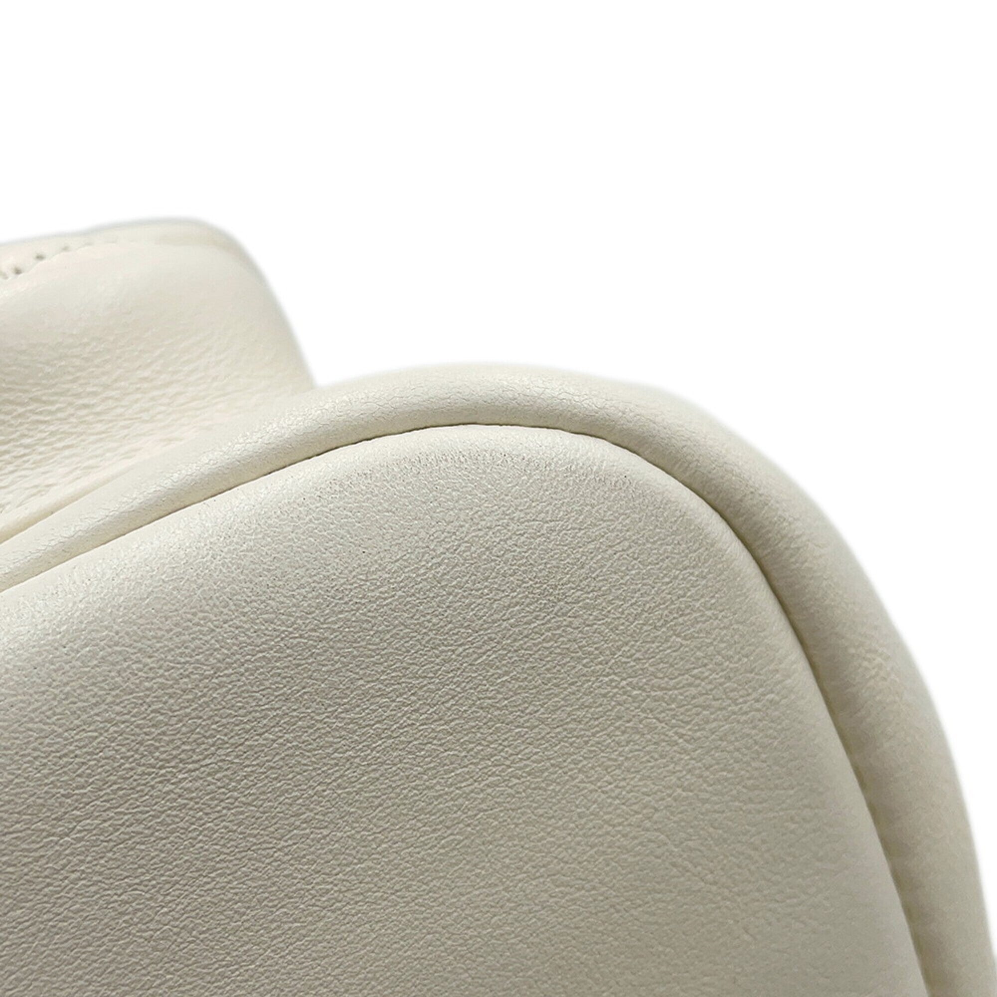 Chanel White Leather Handbag (Pre-Owned)