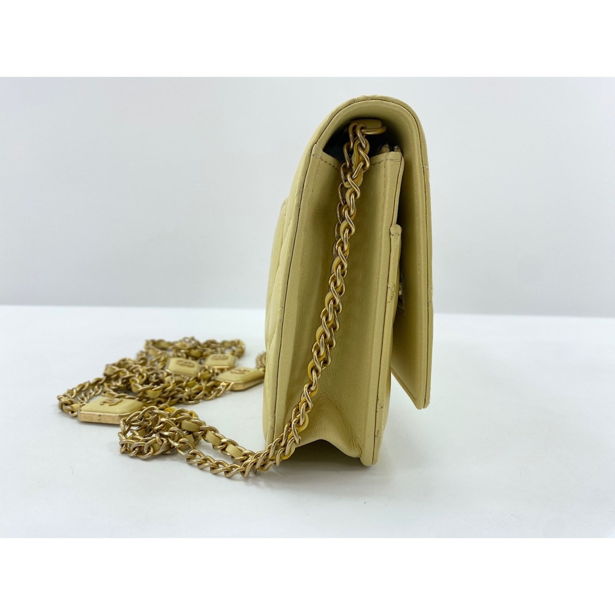 Chanel Yellow Shoulder Bag (Pre-Owned)