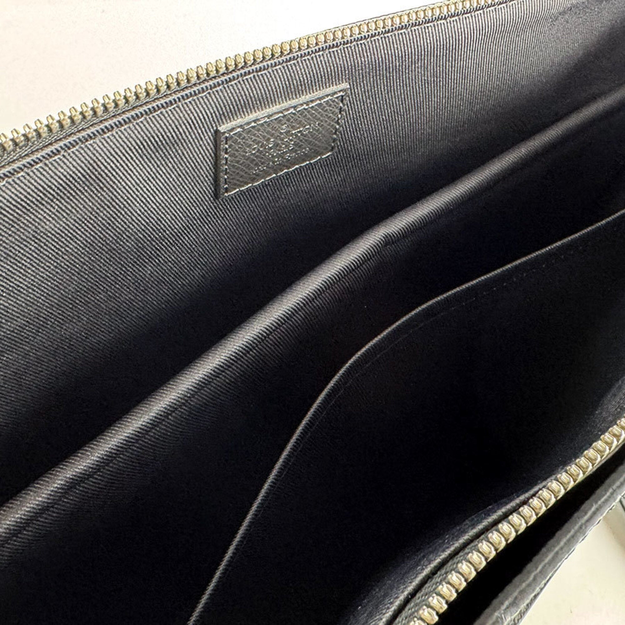 Louis Vuitton Black Taiga Leather Briefcase Handbag Shoulder Bag (Pre-Owned)