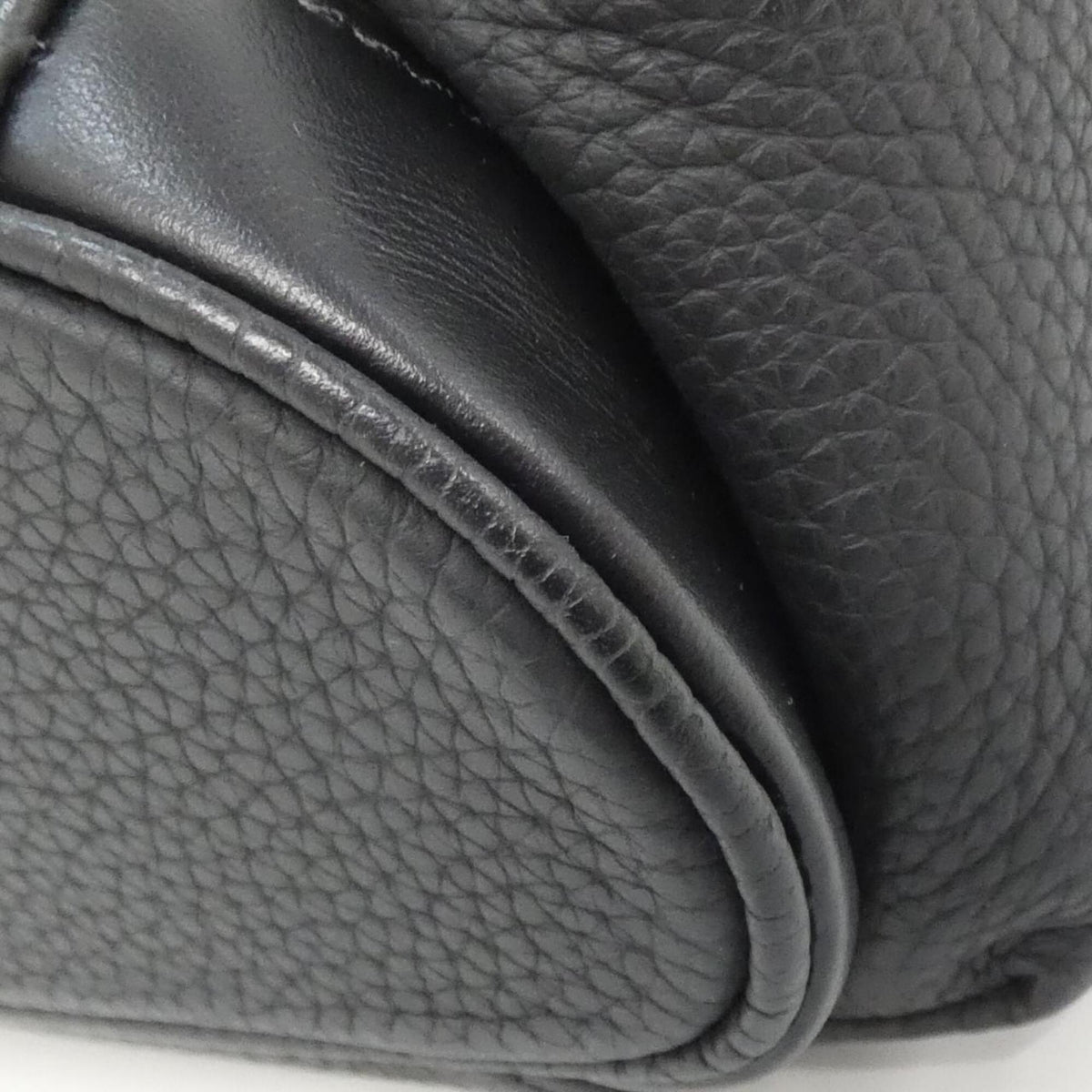 Louis Vuitton Black Leather Shoulder Bag (Pre-Owned)