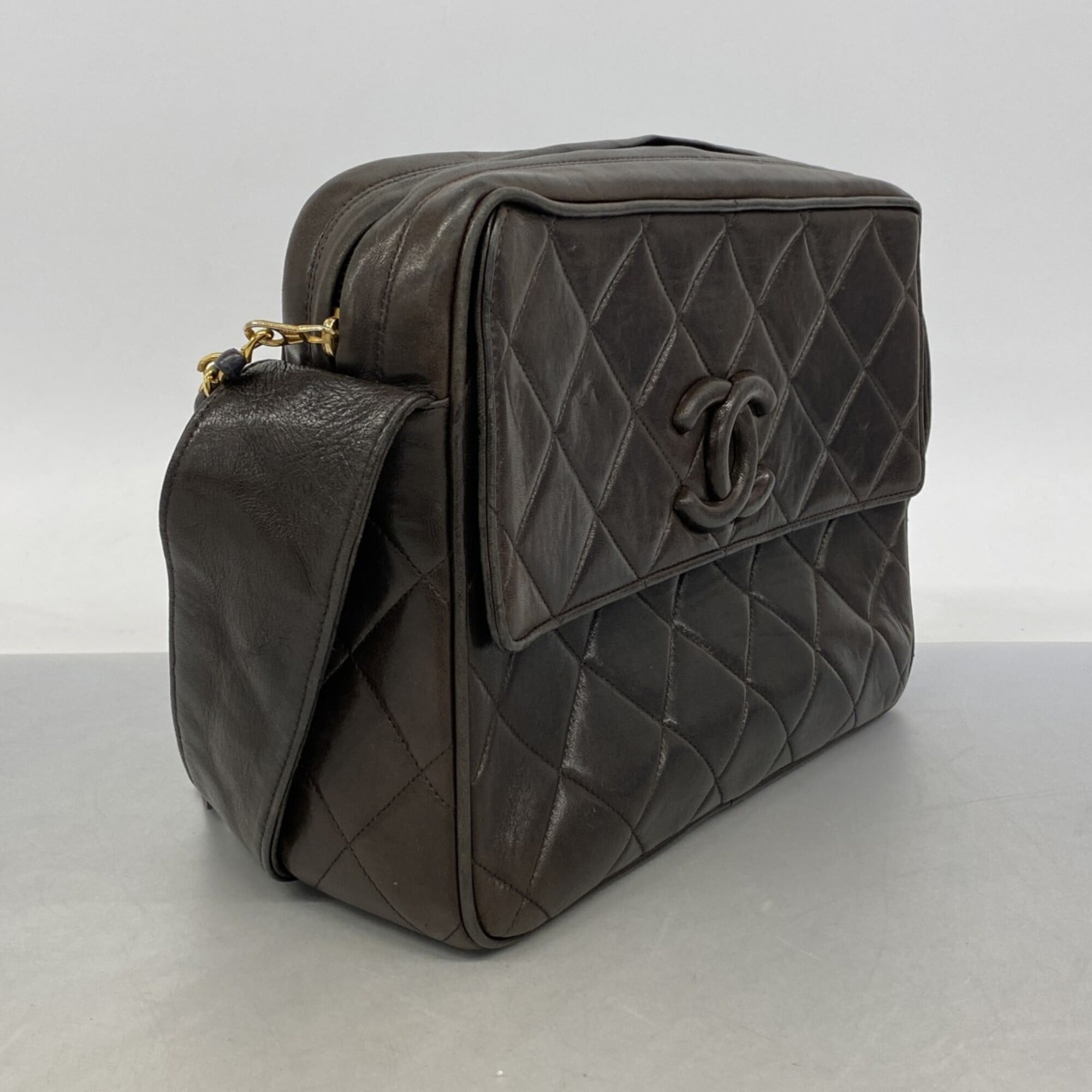 Chanel Black Leather Shoulder Bag (Pre-Owned)