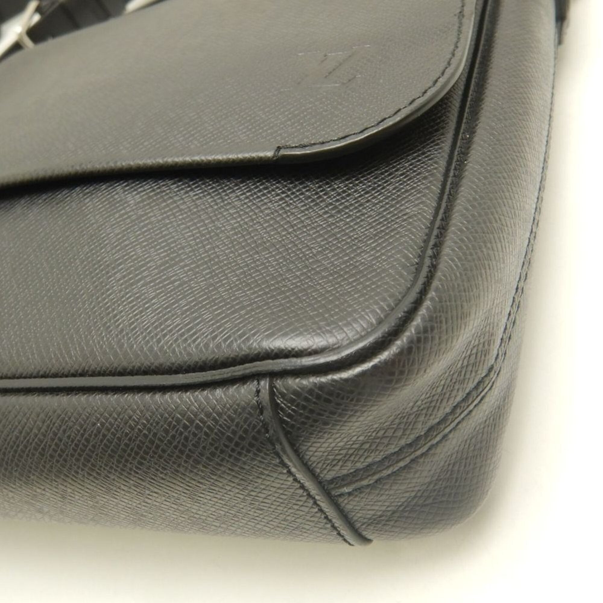 Louis Vuitton Noir Taiga Leather Shoulder Bag (Pre-Owned)