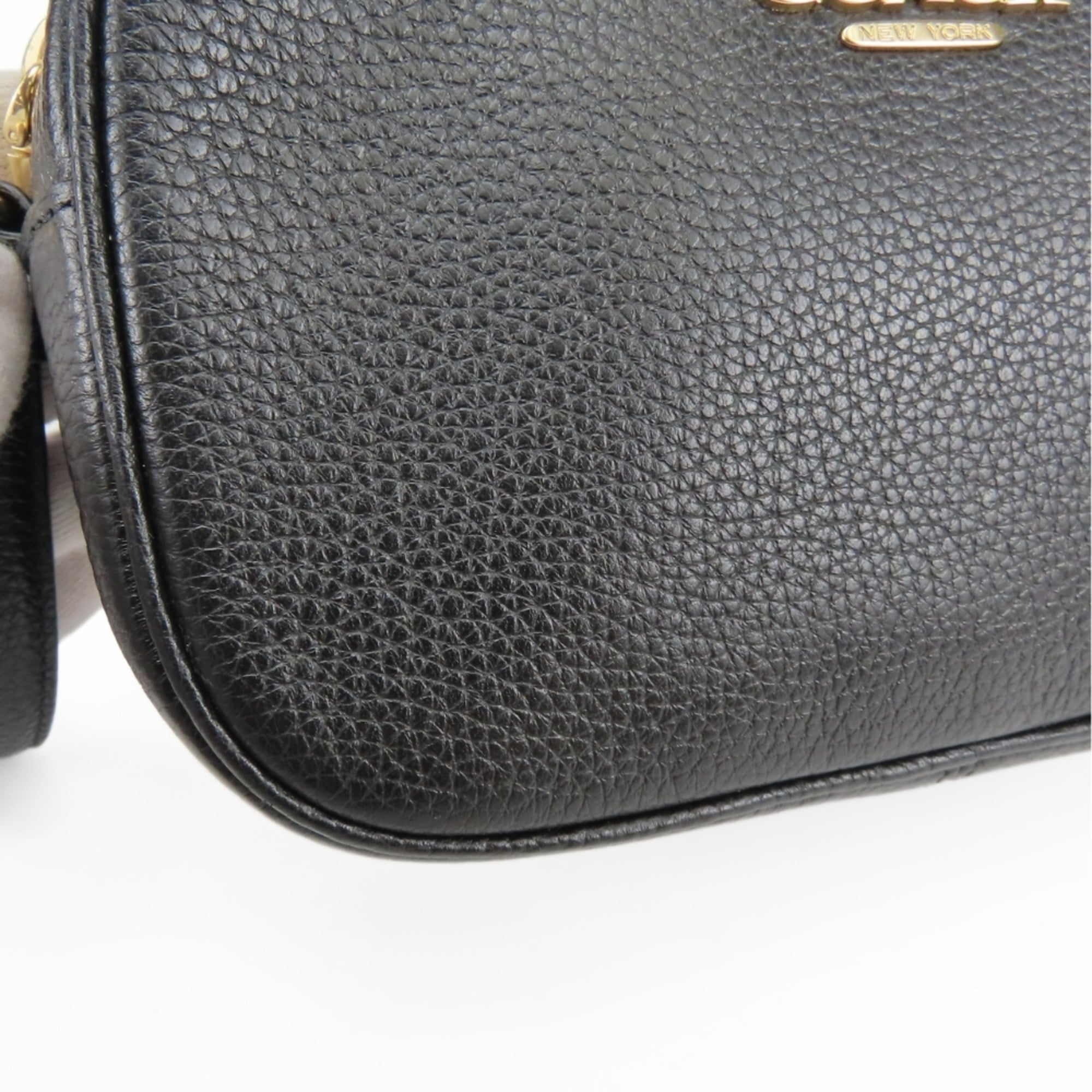 Coach Black Leather Pochette Shoulder Bag (Pre-Owned)