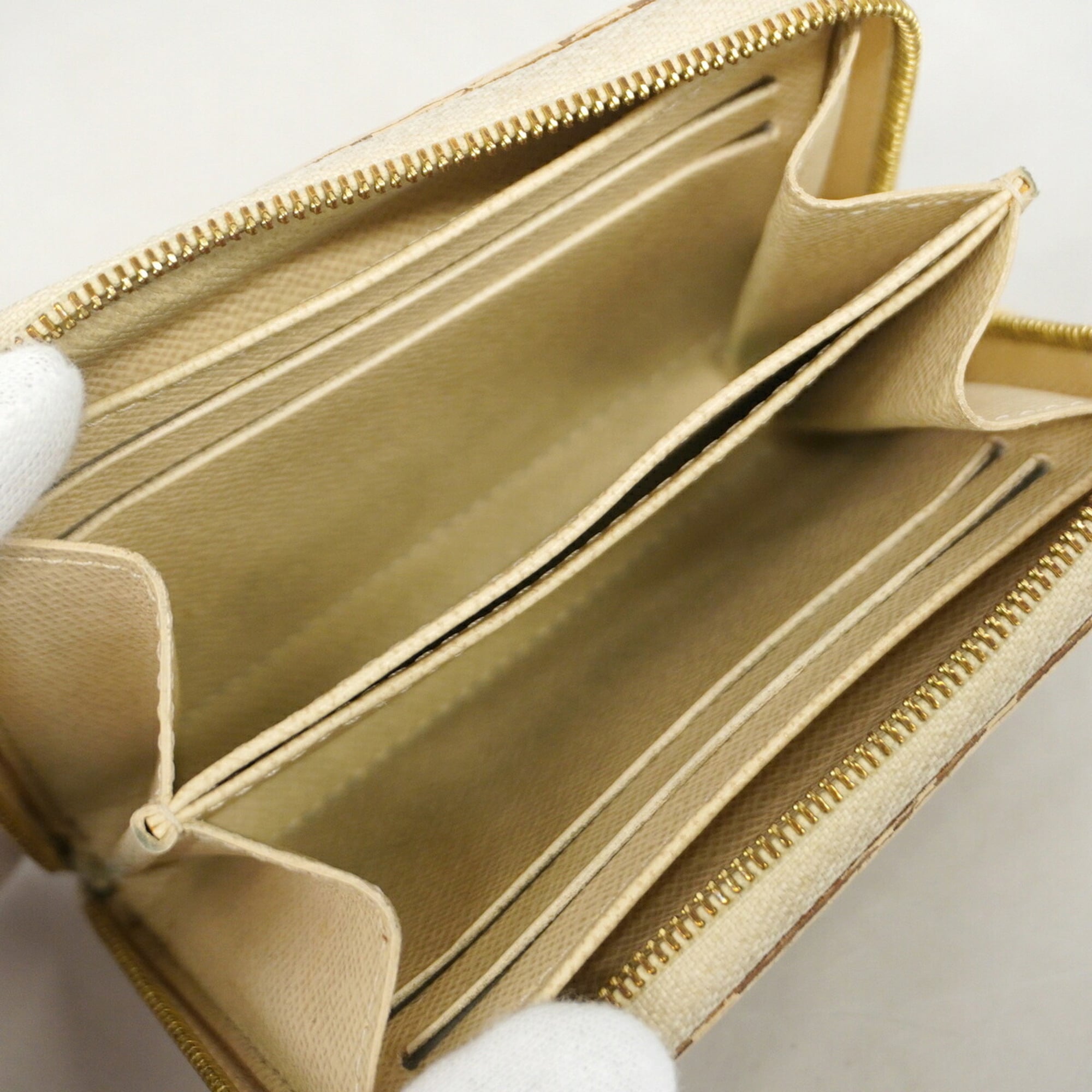 Louis Vuitton White Coin Purse/Coin Case (Pre-Owned)