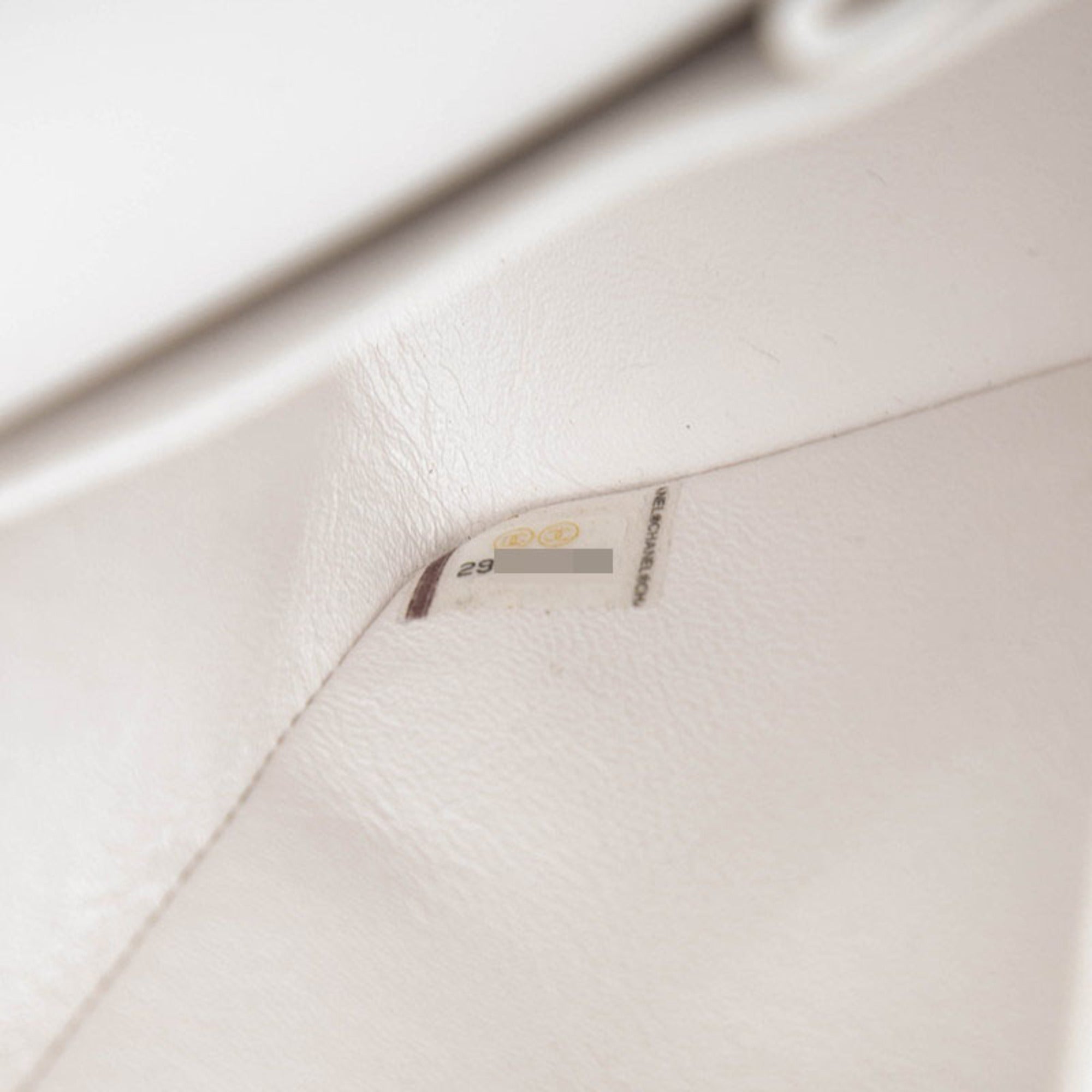 Chanel White Grained Calfskin Shoulder Bag (Pre-Owned)