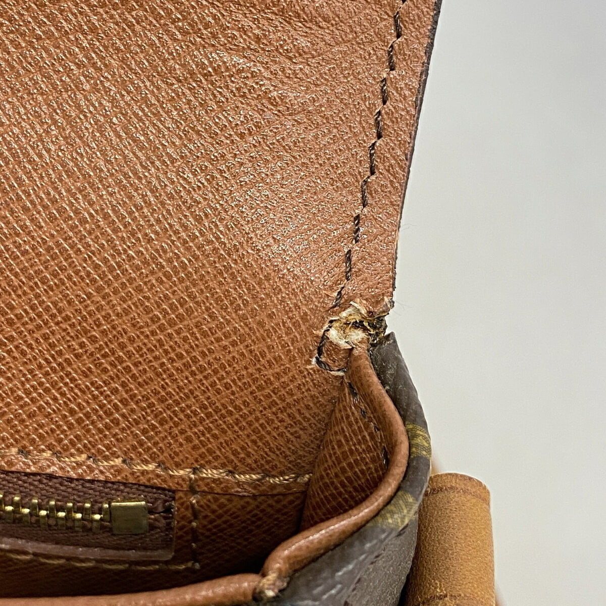 Louis Vuitton Brown Shoulder Bag (Pre-Owned)