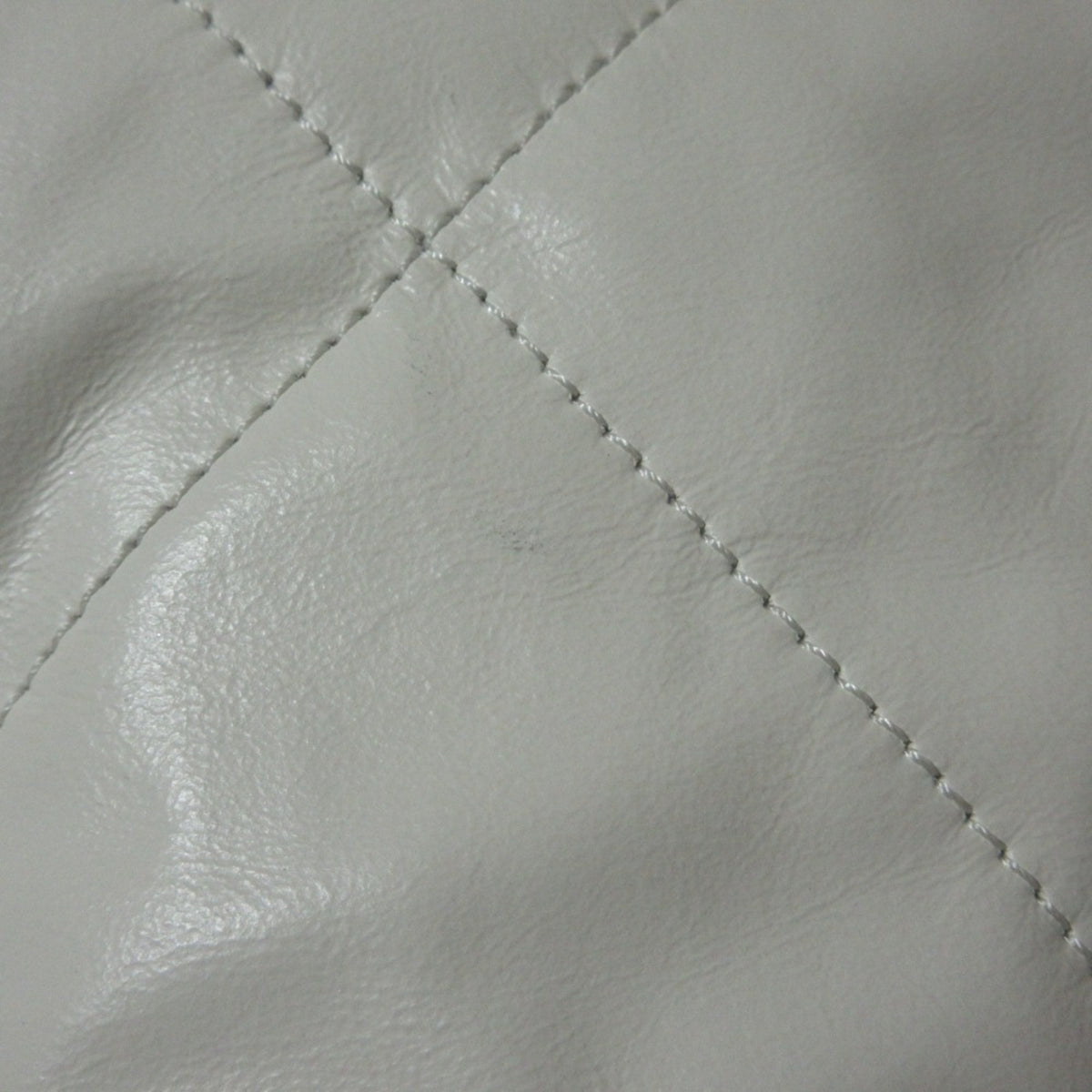 Chanel White Leather Shoulder Bag (Pre-Owned)