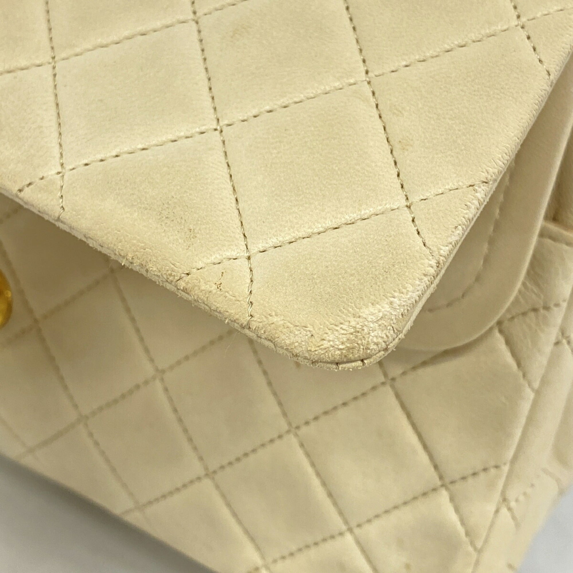 Chanel Beige Leather Shoulder Bag (Pre-Owned)