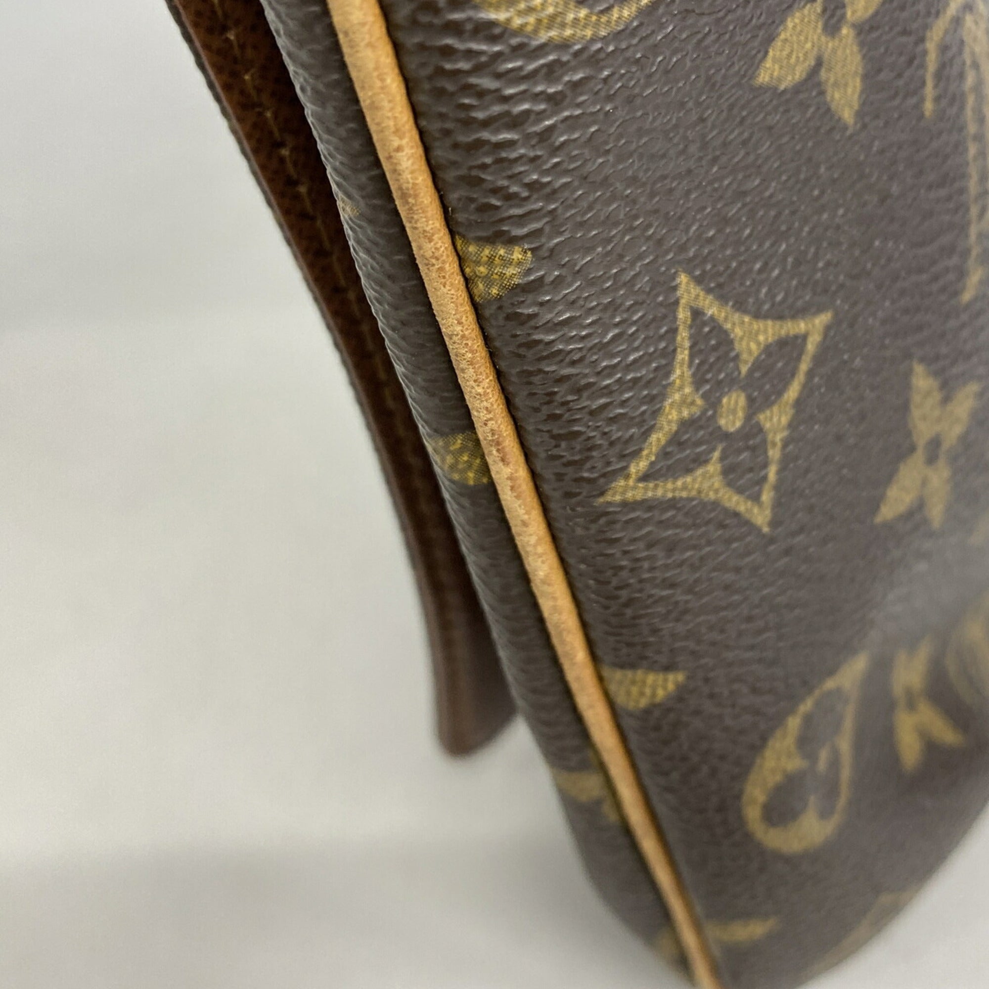 Louis Vuitton Brown Shoulder Bag (Pre-Owned)