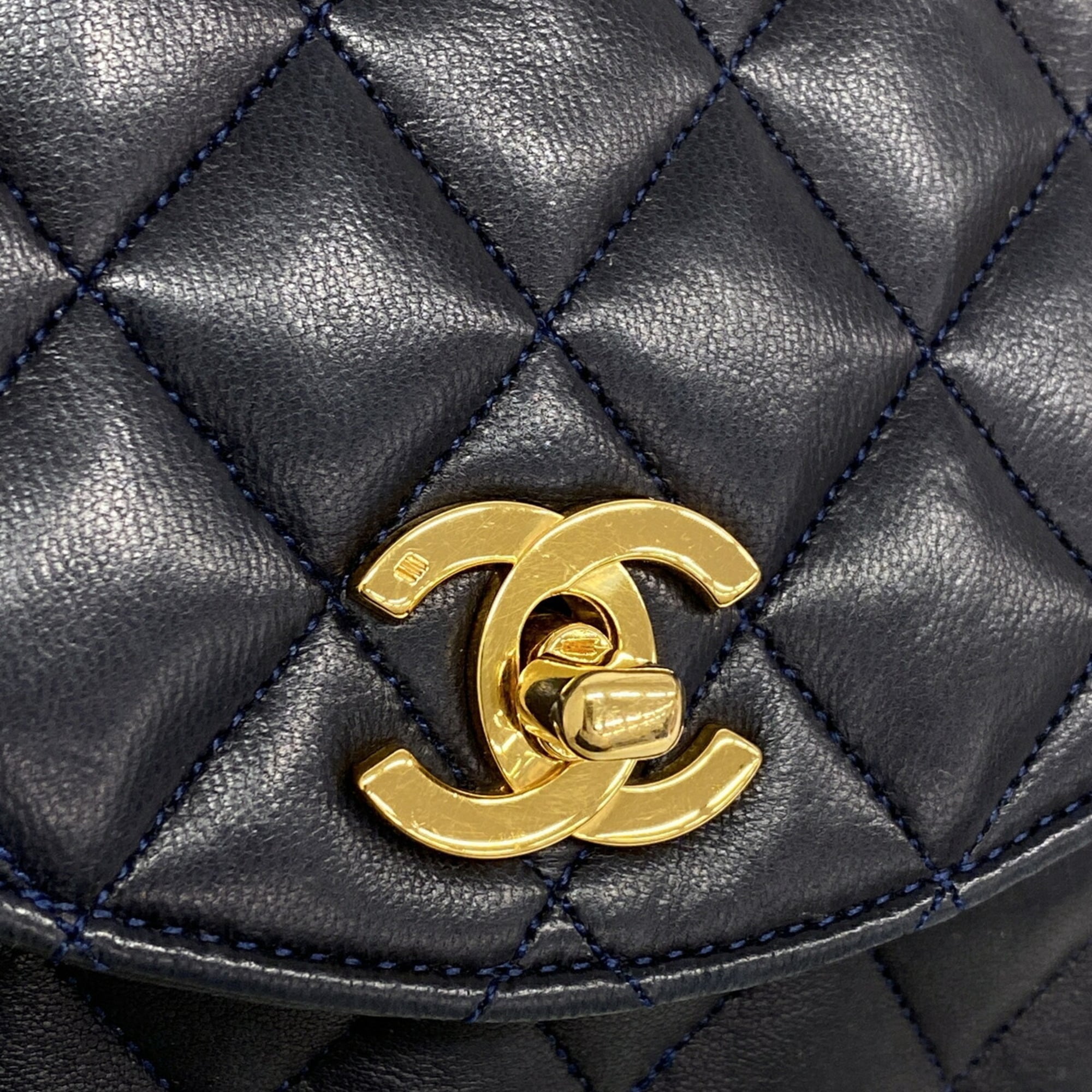 Chanel Black Leather Shoulder Bag (Pre-Owned)