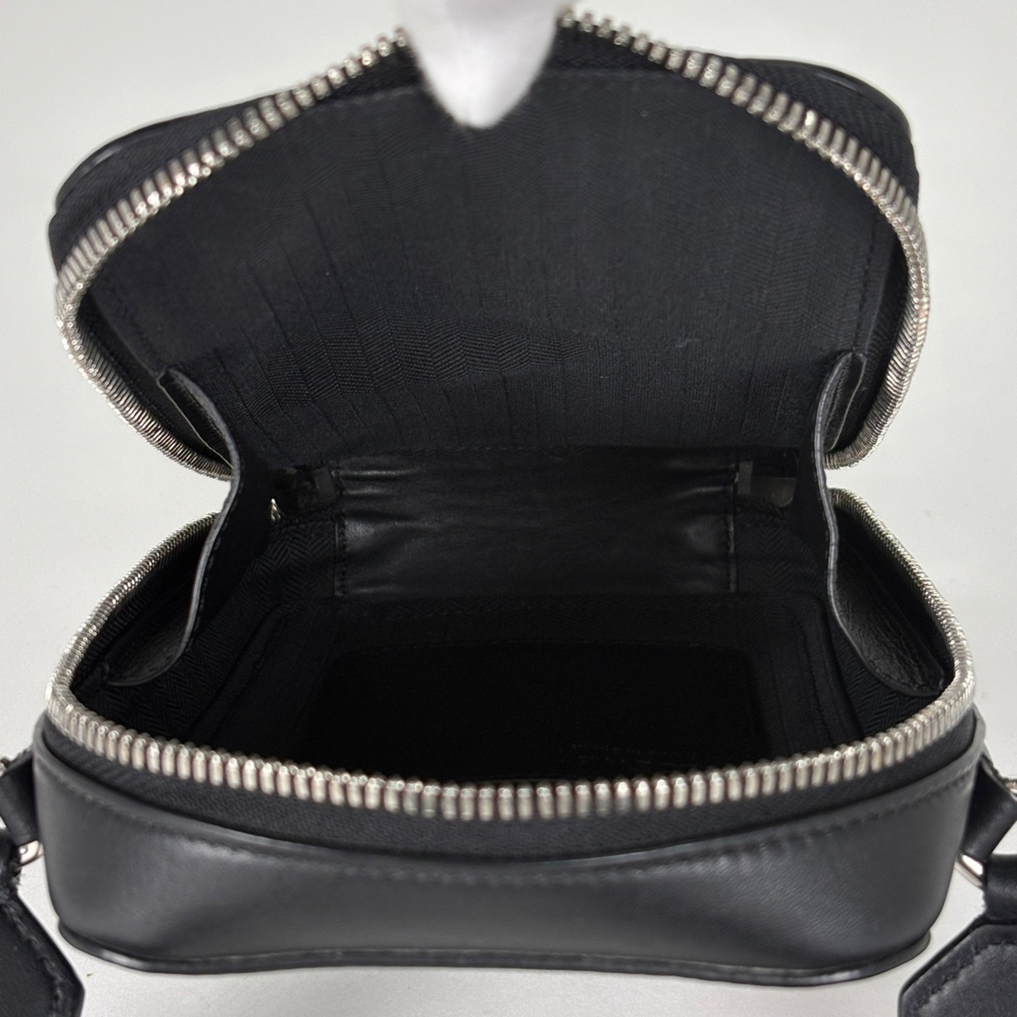 Loewe Black Leather Shoulder Bag (Pre-Owned)