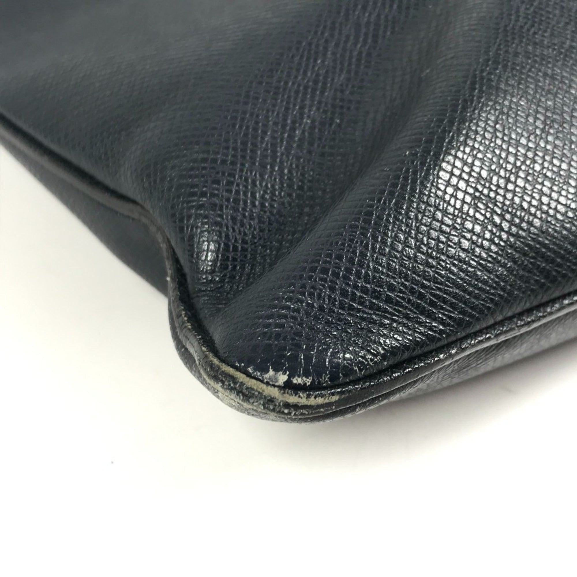Louis Vuitton Boreal Navy Taiga Leather Leather Pochette Shoulder Bag (Pre-Owned)