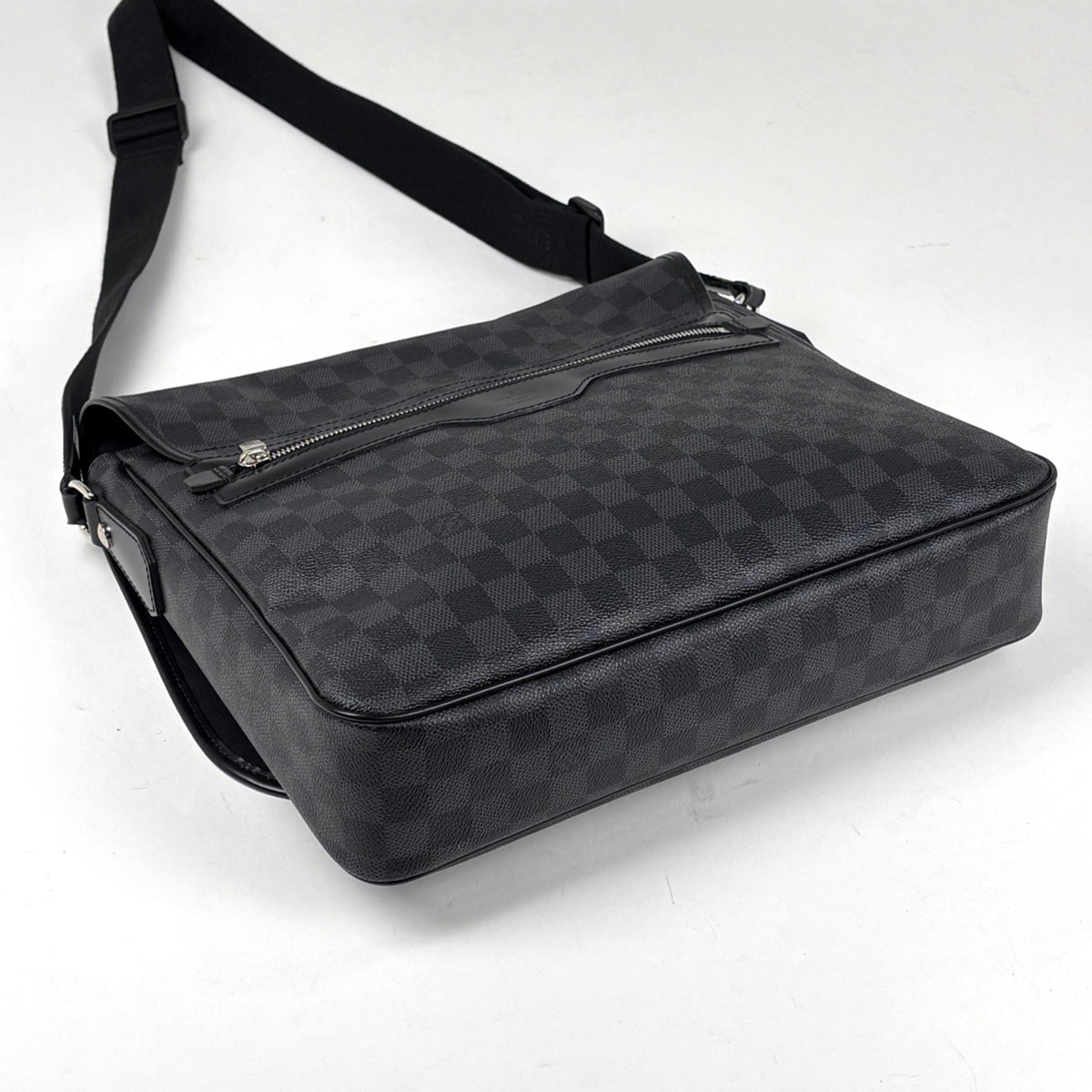Louis Vuitton Black Damier Graphite Messenger Bag Shoulder Bag (Pre-Owned)