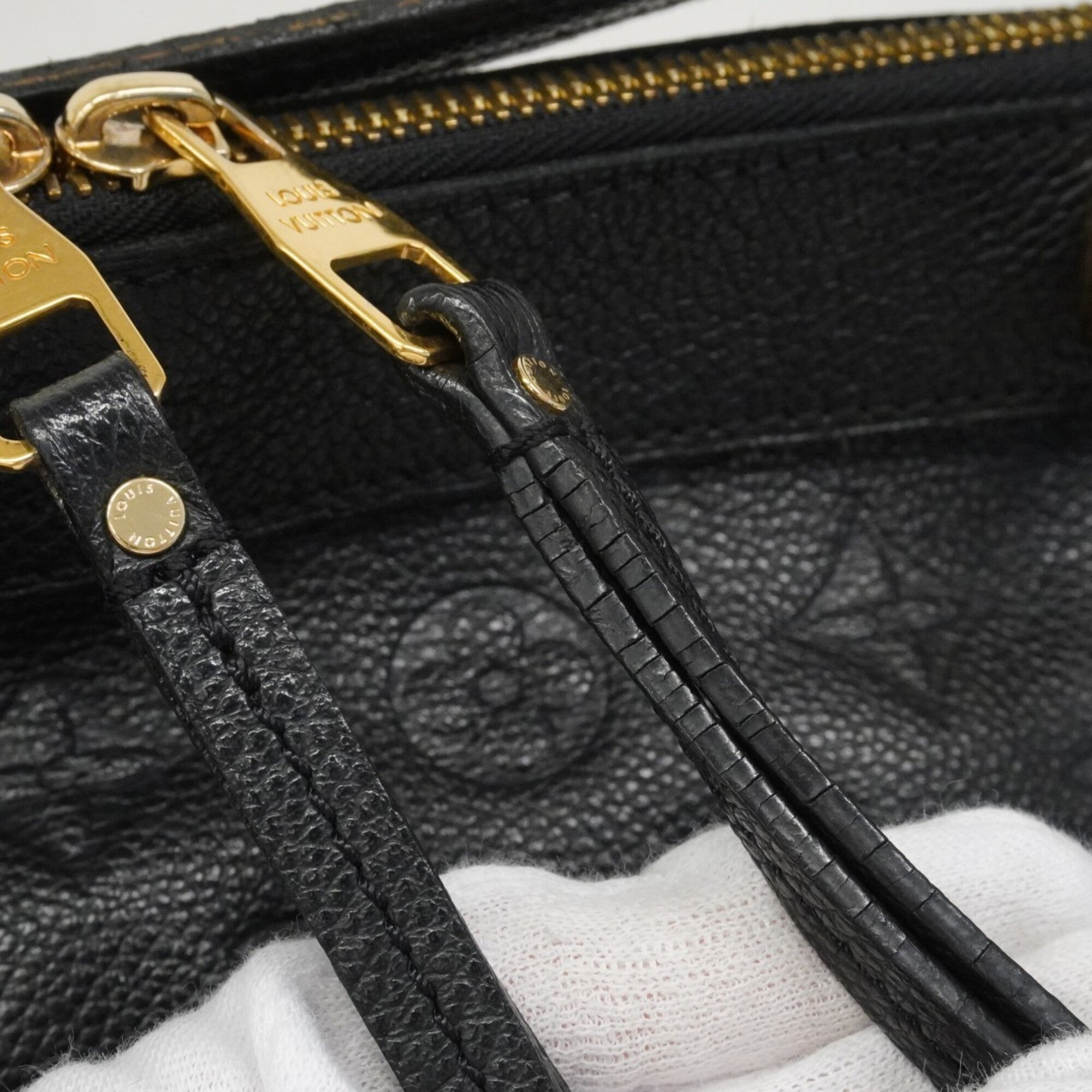 Louis Vuitton Noir Handbag (Pre-Owned)
