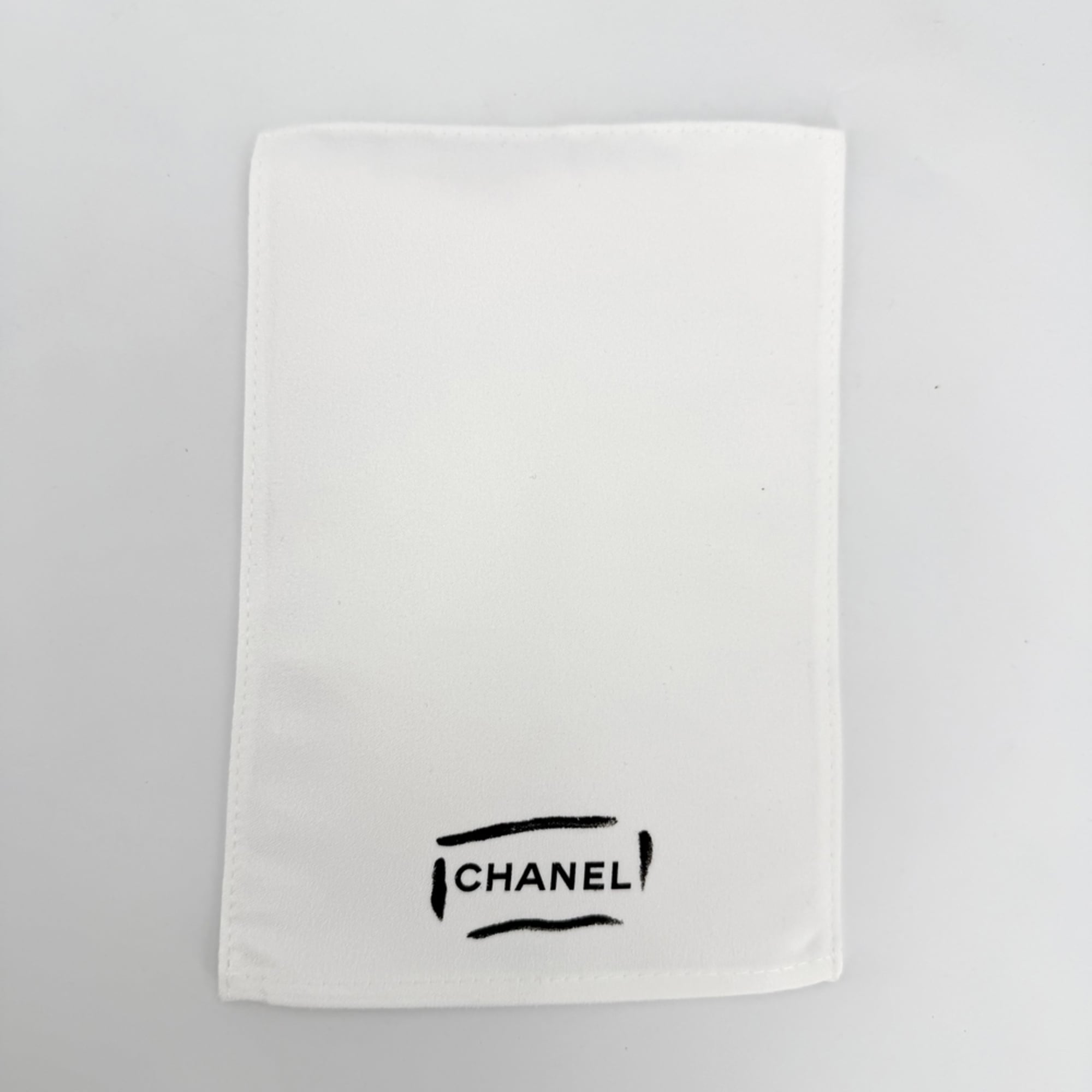 Chanel White Grained Calfskin Shoulder Bag (Pre-Owned)