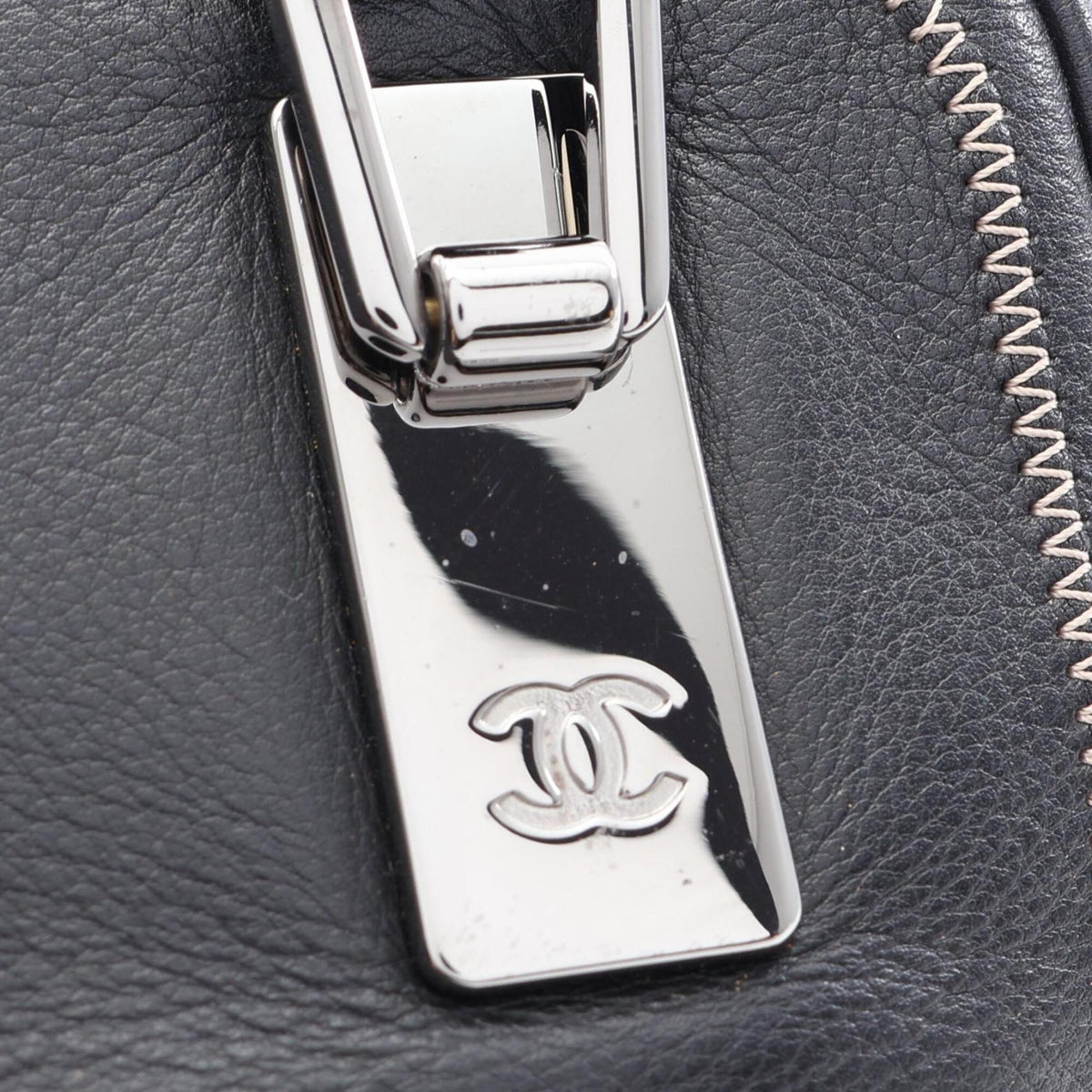 Chanel Black Leather Handbag (Pre-Owned)