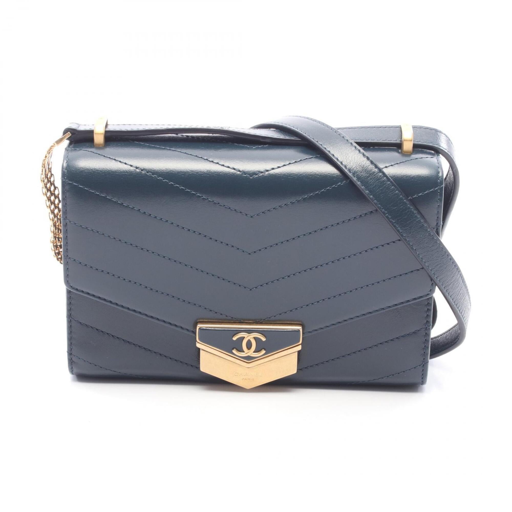 Chanel Green Leather Handbag Shoulder Bag (Pre-Owned)