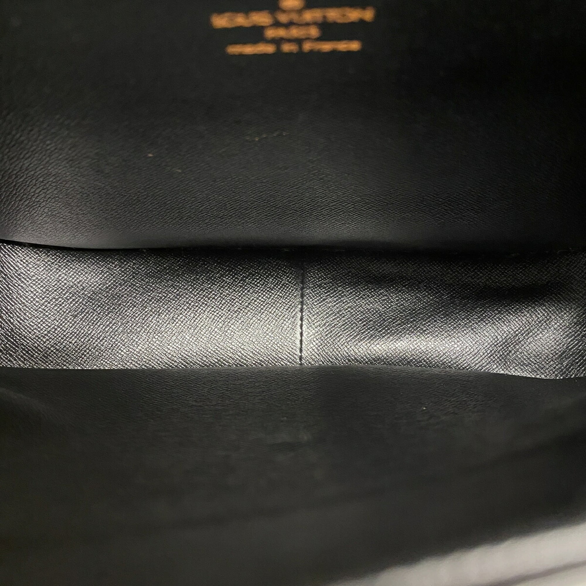 Louis Vuitton Noir Shoulder Bag (Pre-Owned)