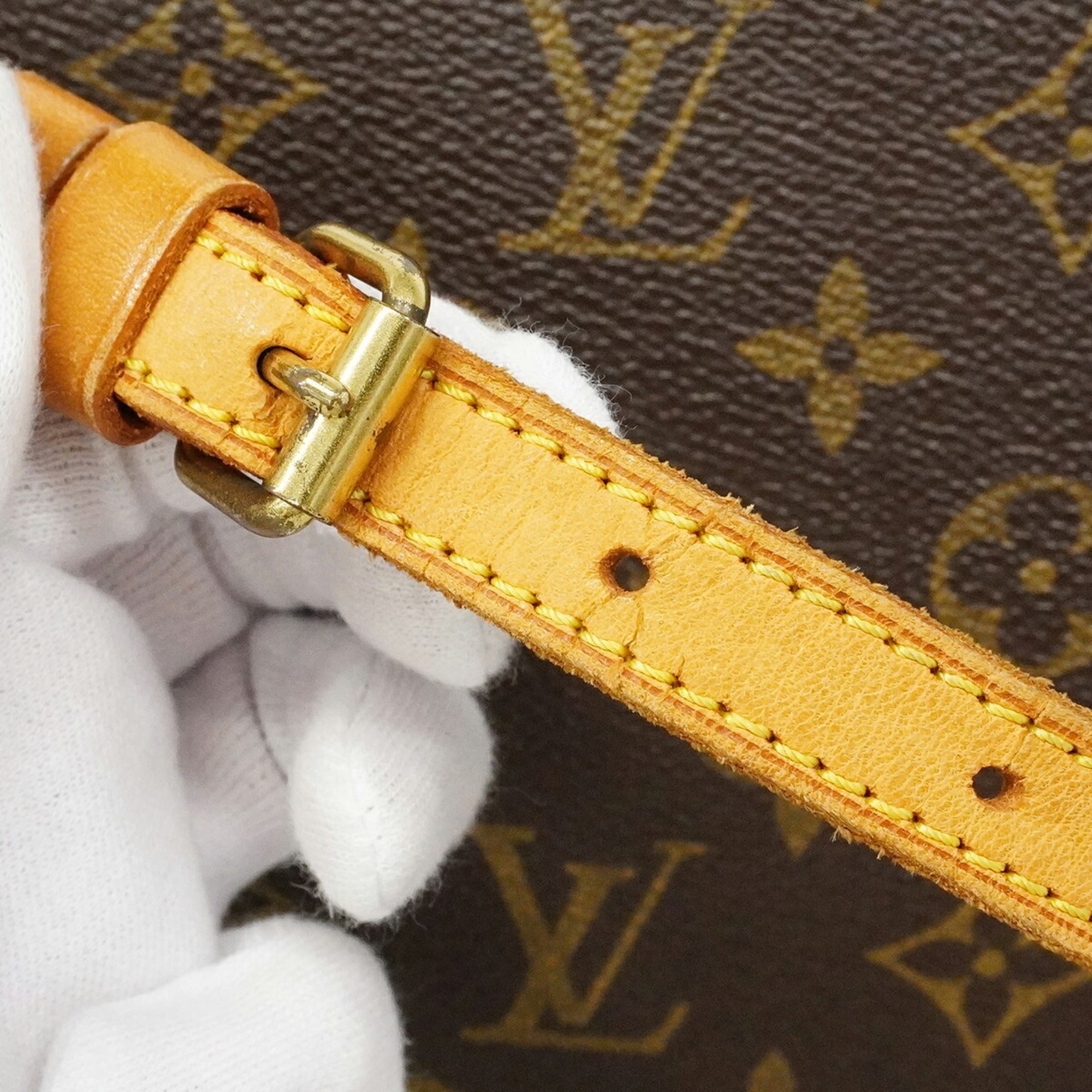 Louis Vuitton Brown Shoulder Bag (Pre-Owned)