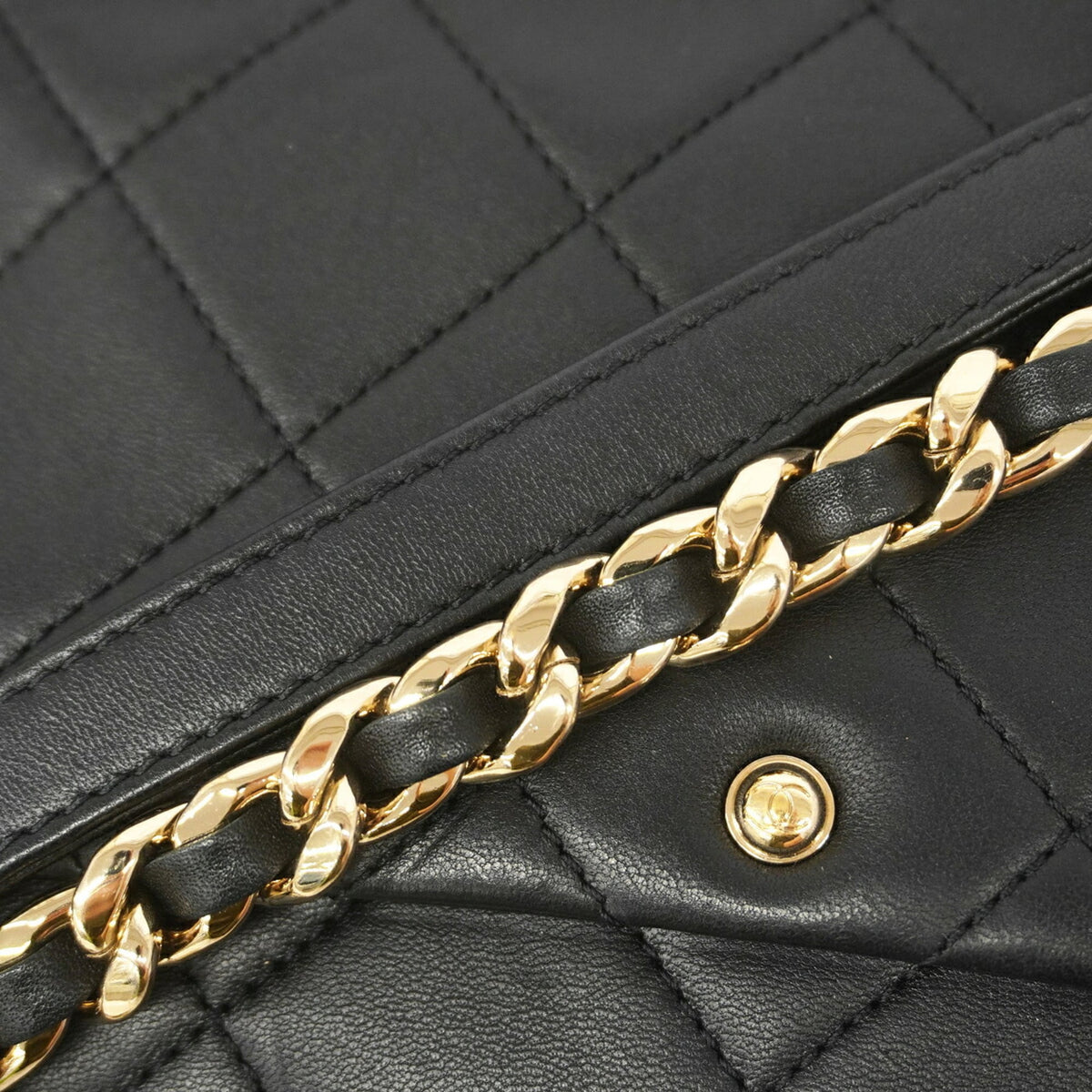 Chanel Black Leather Handbag (Pre-Owned)