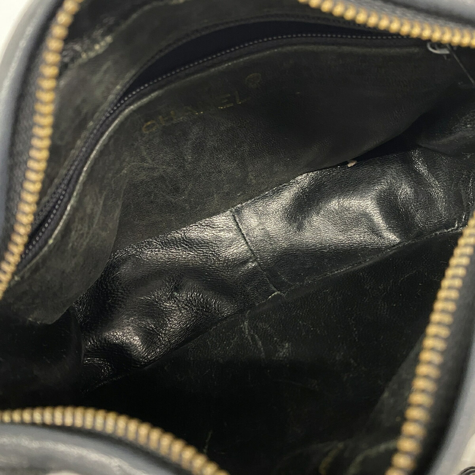 Chanel Black Leather Shoulder Bag (Pre-Owned)